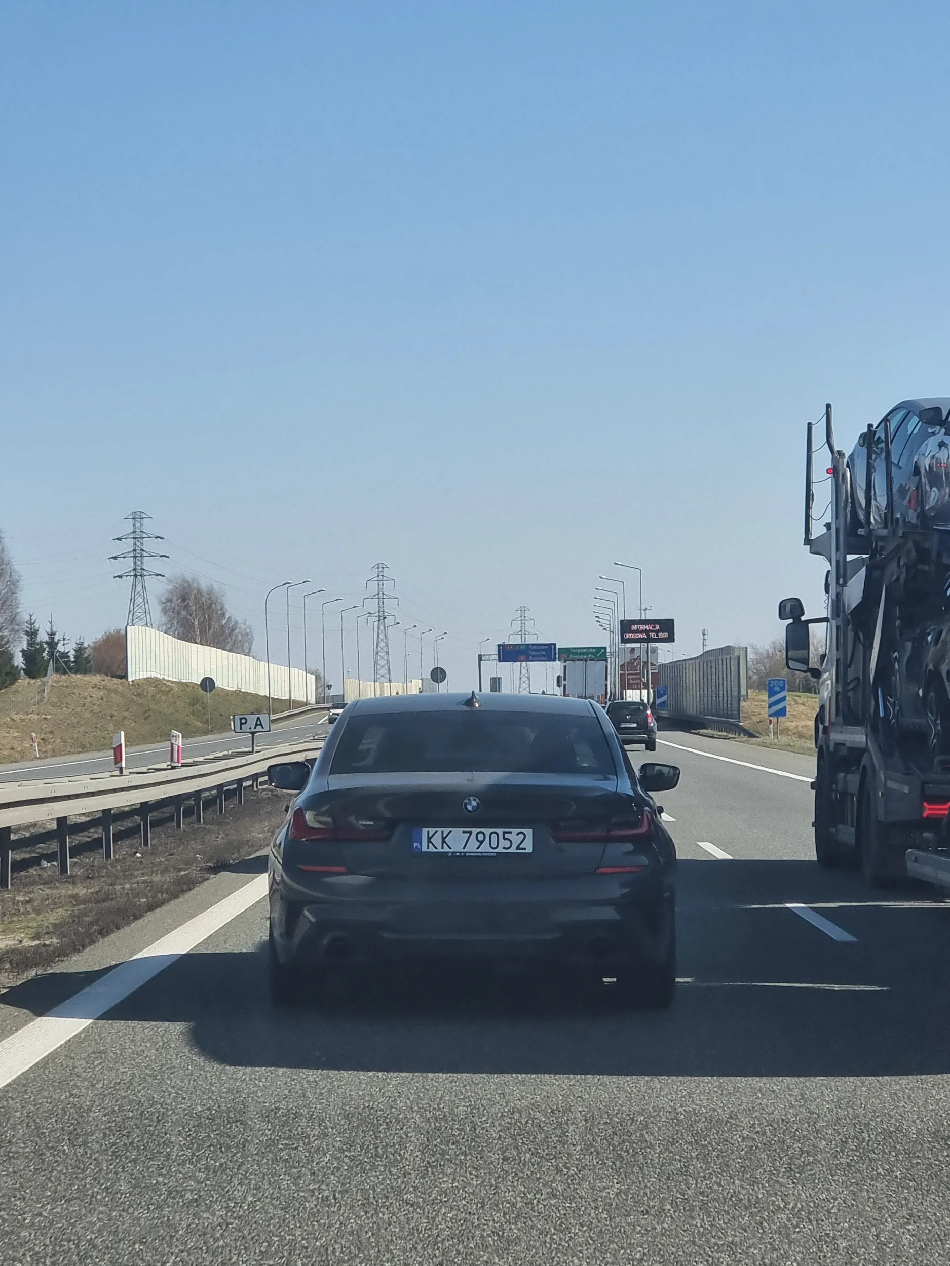 Pacan co w lusterka nie patrzy. Wymusza i myśli ze sposobem na jazdę jest spychanie ludzi z drogi. Strąbiony 0 refleksji... uważajcie na pustaka.