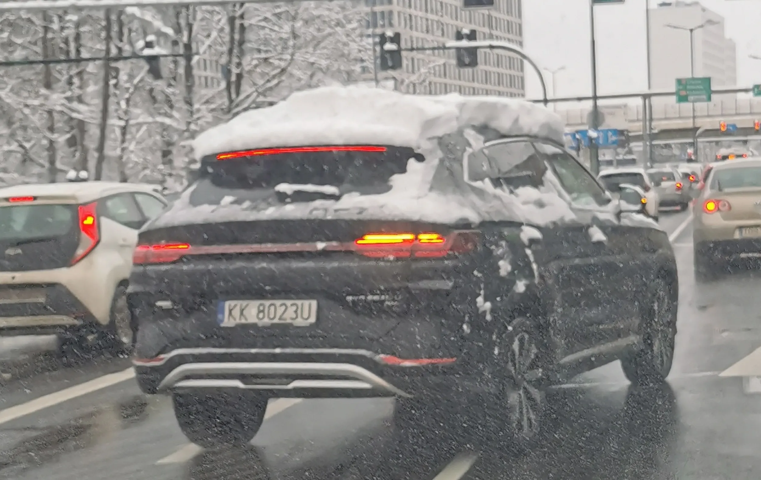 Jeździ slalomem ze sniegiem na dachu. Wszystko leci na inne auta