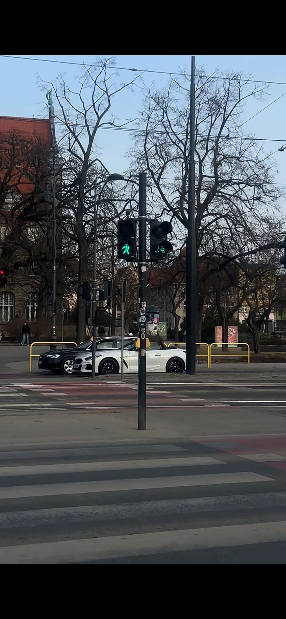 Facet prawie mnie potrącił na przejściu dla pieszych, gdzie miałam zielone światło.