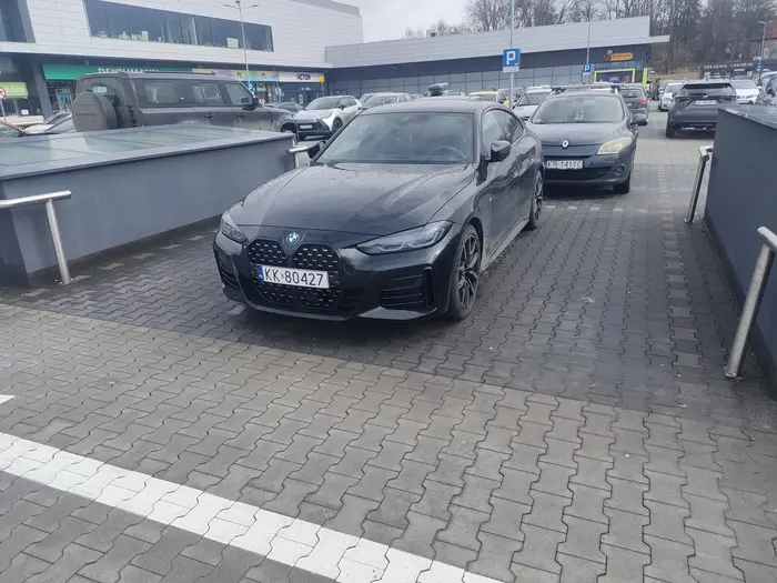 Polecam nauczyć się parkować. Naprawdę trzeba mieć talent by zająć dwa miejsca