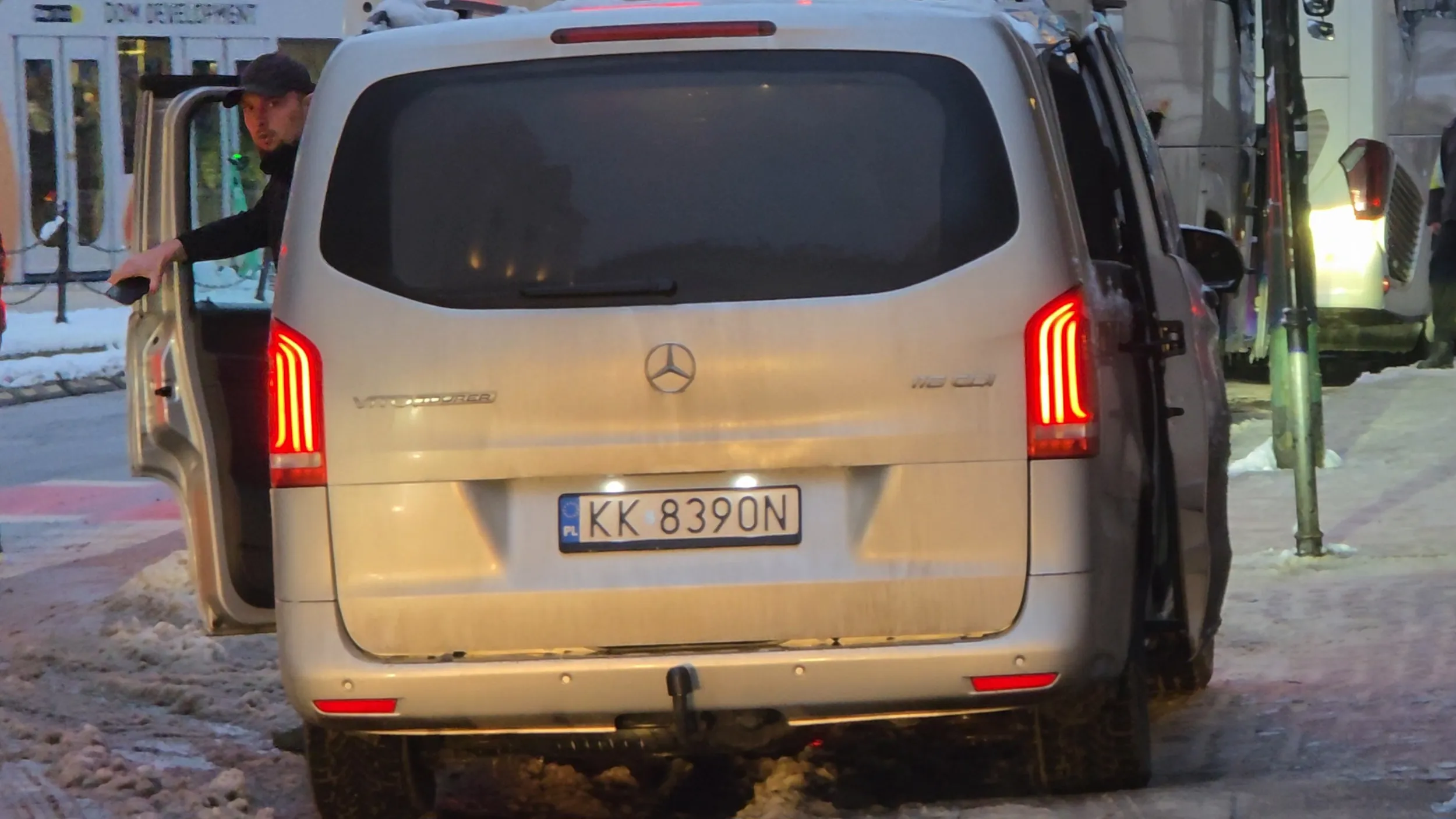 Kasztan jezdzi wzdłuż chodnika w centrum Krk i jeszcze skacze do ludzi jak mu zwracaja uwage.