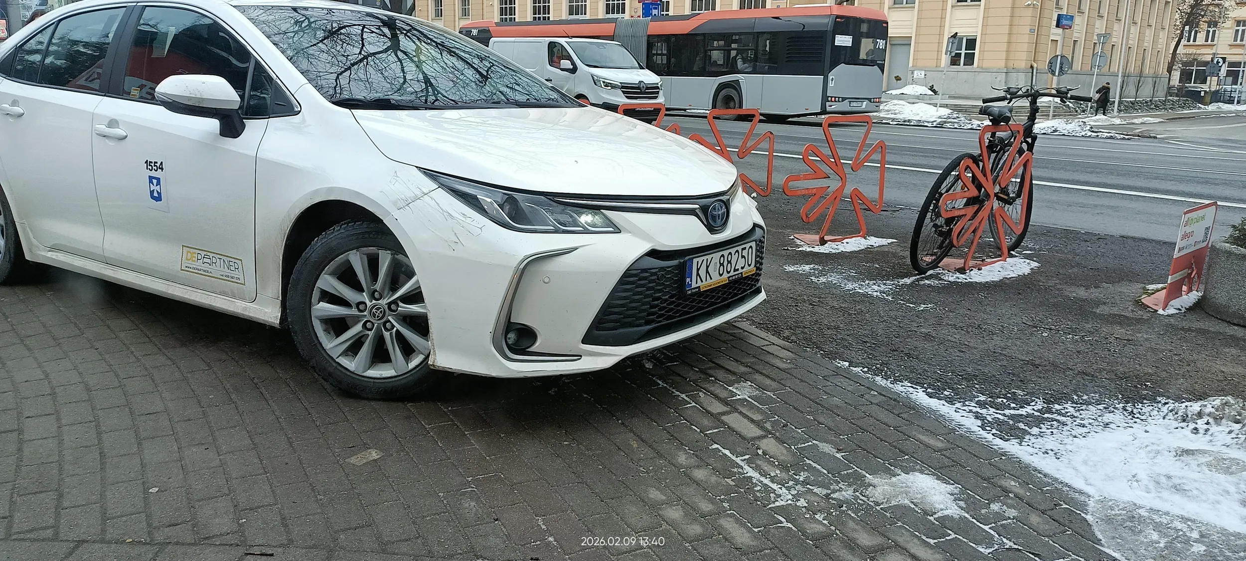 Złotówa jeździ po chodniku.