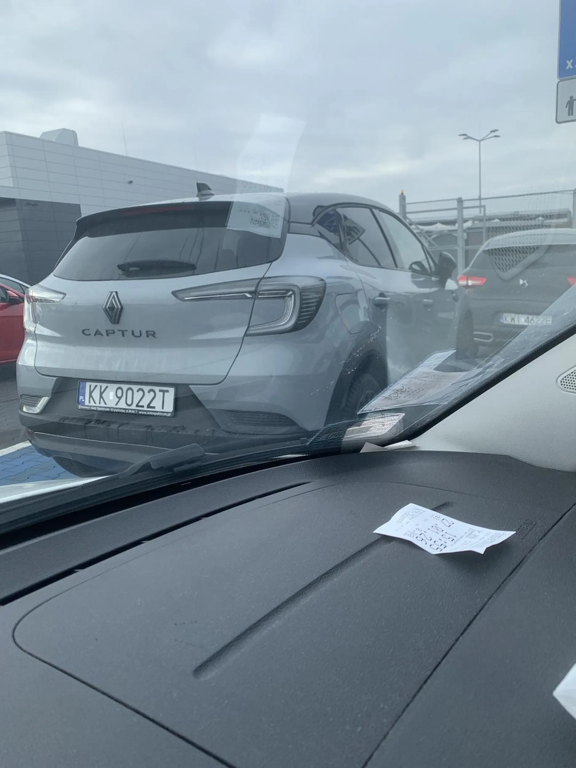 Miejsc w cholerę wolnych ale pani w dużym samochodzie musi jak najbliżej wejścia tym samym idealne okazały się miejsce dla rodzin z dziećmi. Akurat wracałam z córką i tak pani zerkała i czekała czy szybko nie odjedziemy ??‍♀️??‍♀️ naprawdę im większy samochód i baba za kółkiem tym spodziewam się największych idiotyzmów…