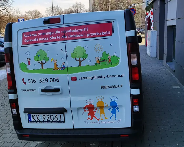 Ja rozumiem, że przywiózł jedzenie do przedszkola, ale 10m dalej jest legalne miejsce dla dostaw, które w momencie jego przyjazdu było wolne, ale po co się trudzić lepiej stanąć na B36 i oczywiście cumować na chodniku