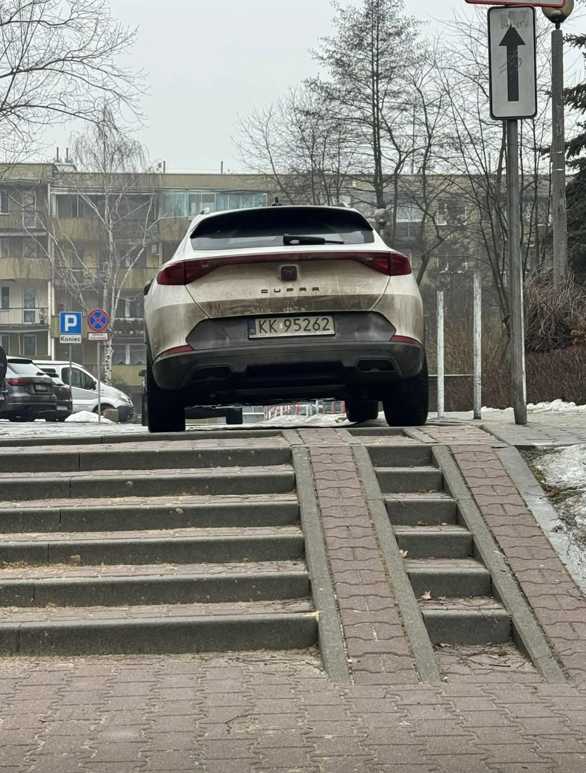 Gratuluję parkowania uniemożliwiającego przejechanie z dzieckiem w wózku.
