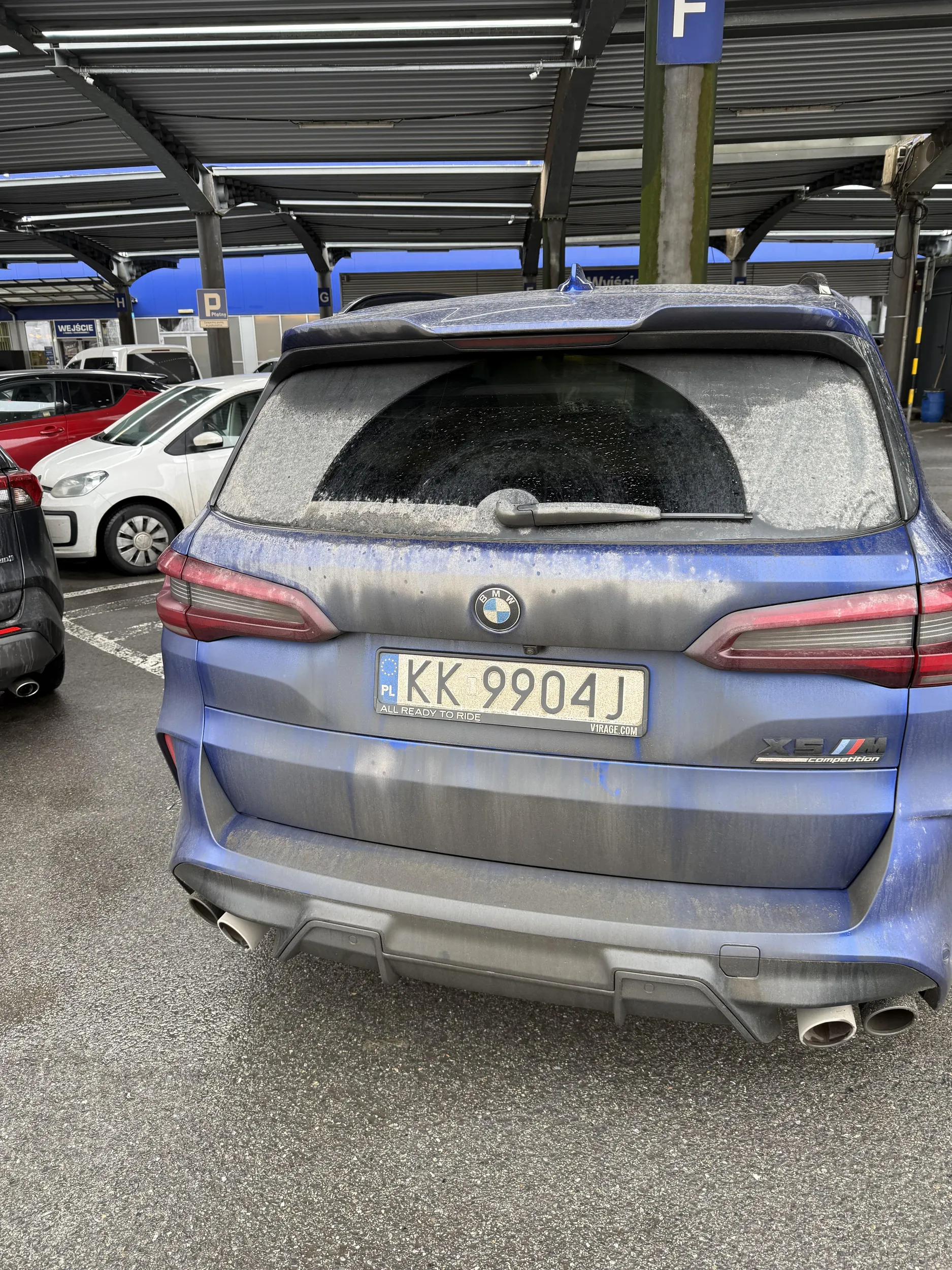 Parkuje jako kutas. Na chodniku. Blokuje inne samochody