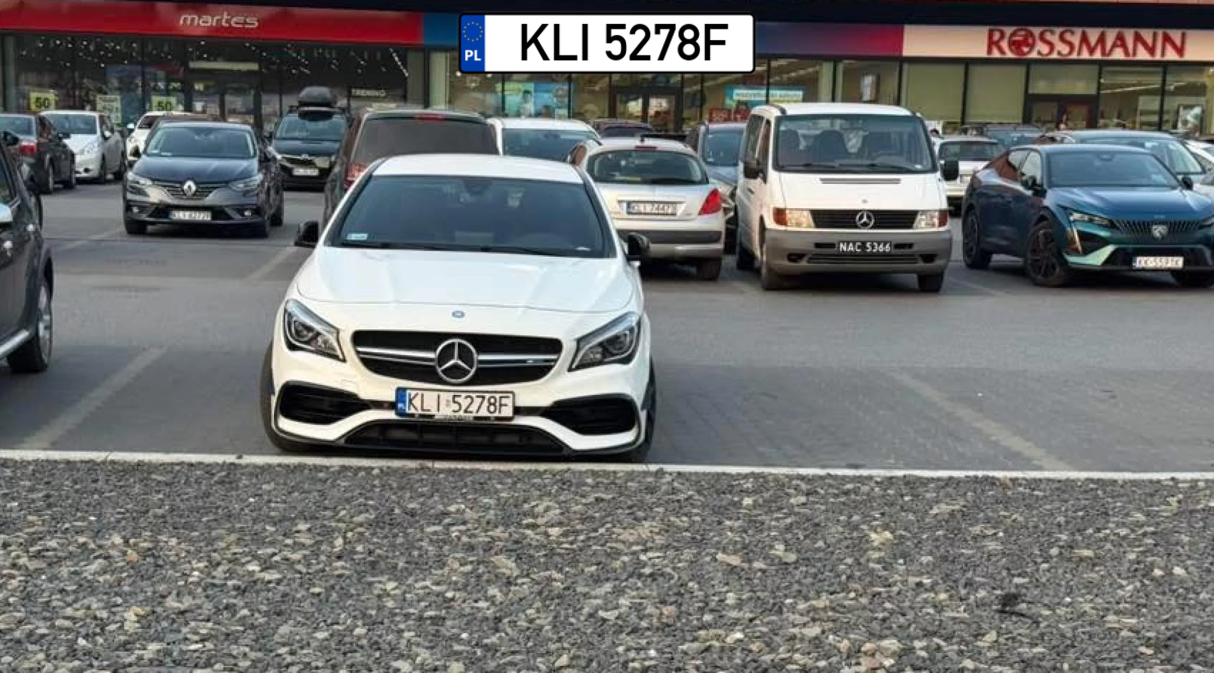 Kierowca słusznie zaparkował na środku bo idzie pewnie do 3 sklepów.