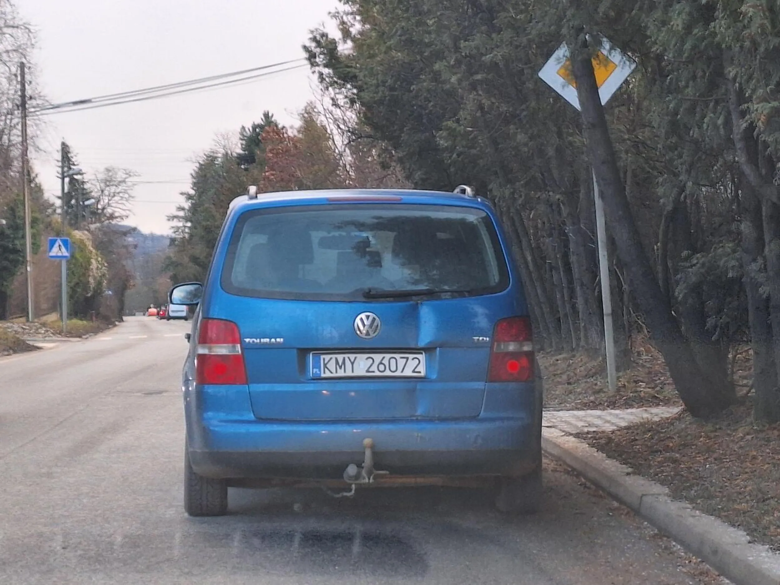 parkowanie zaraz za skrzyżowaniem i utrudnianie ruchu w dodatku wjazd to SCT bez uprawnień