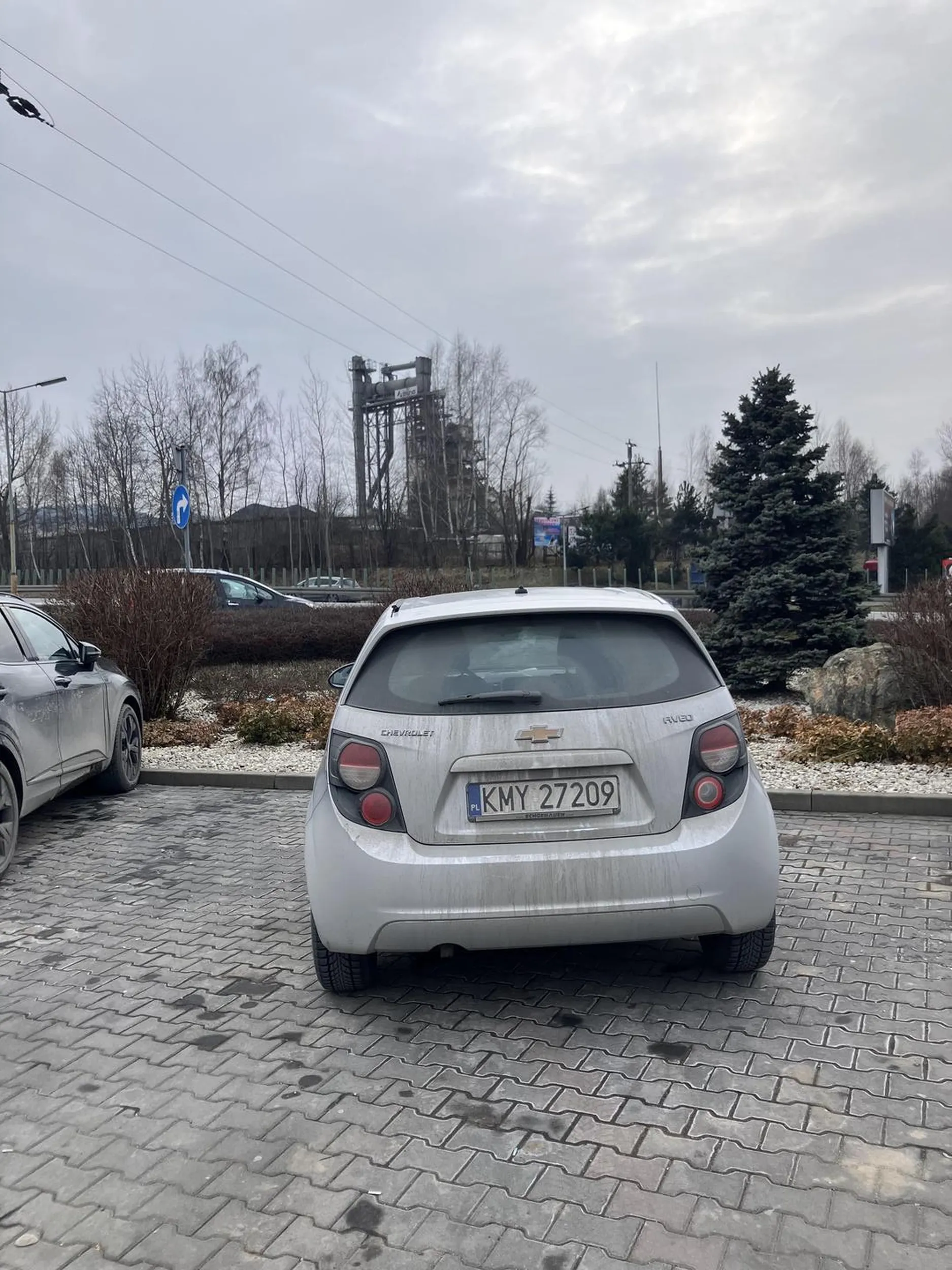 Ktoś powinien wyjaśnić tej osobie, że auto powinno znajdować się miedzy liniami, nie linia między kołami auta….