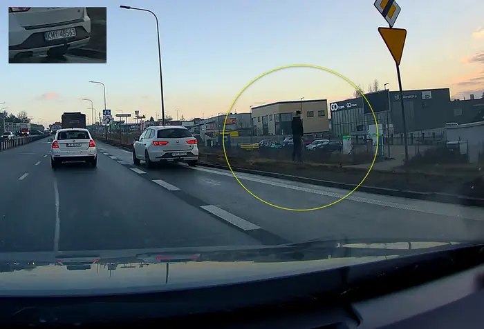 Gość co zatrzymał pojazd, nie włączył świateł awaryjnych i poszedł lać na widoku wszystkich kierowców. Stacja benzynowa 100 m dalej.