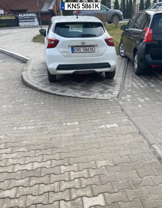 Człowieku zastanów się drugi raz gdzie parkujesz zastawiłeś cały chodnik przejścia do szpitala i na SOR dla osób niepeł