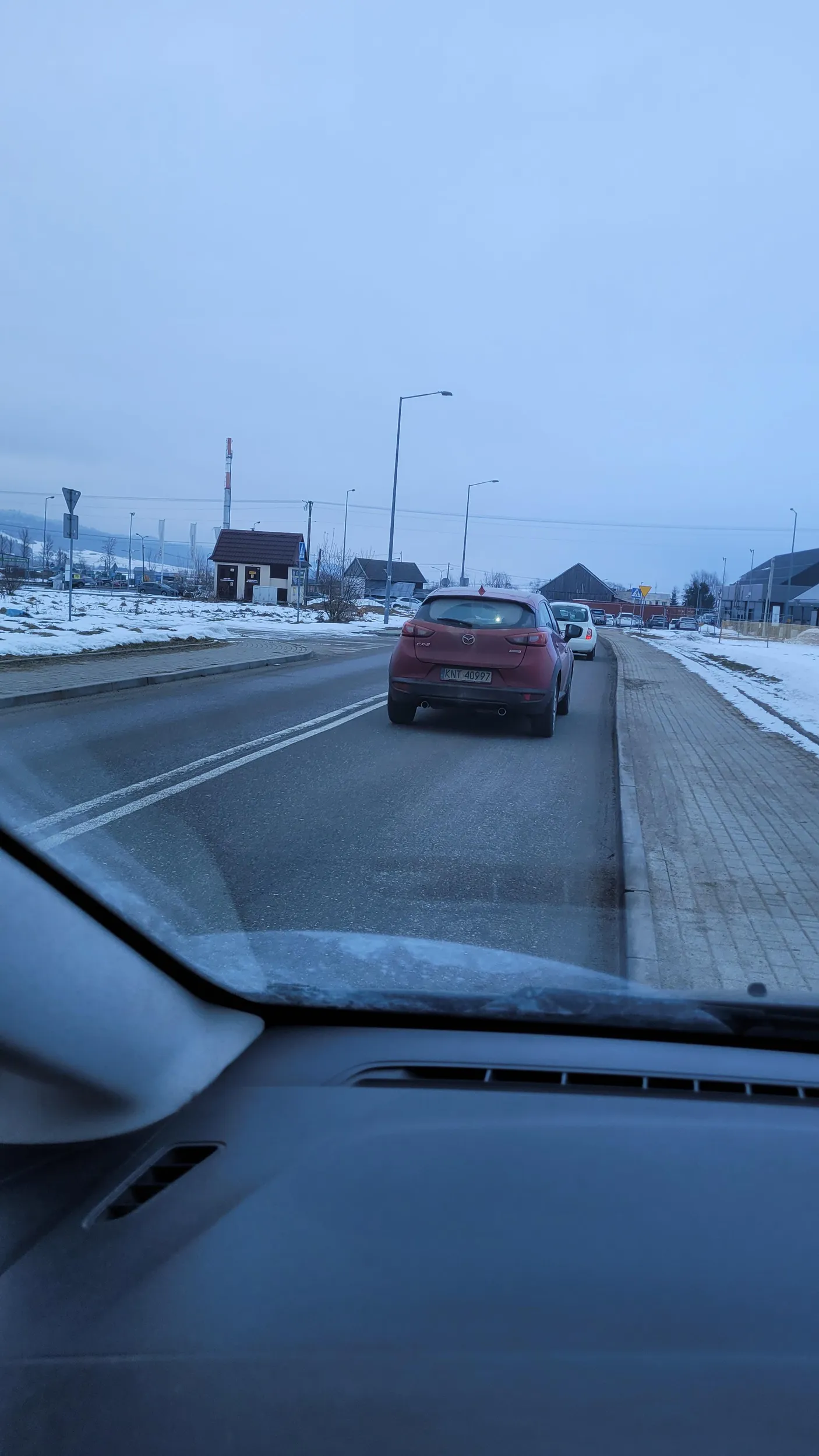 Gość wjechał w czyjeś auto pod biedronką i uciekł