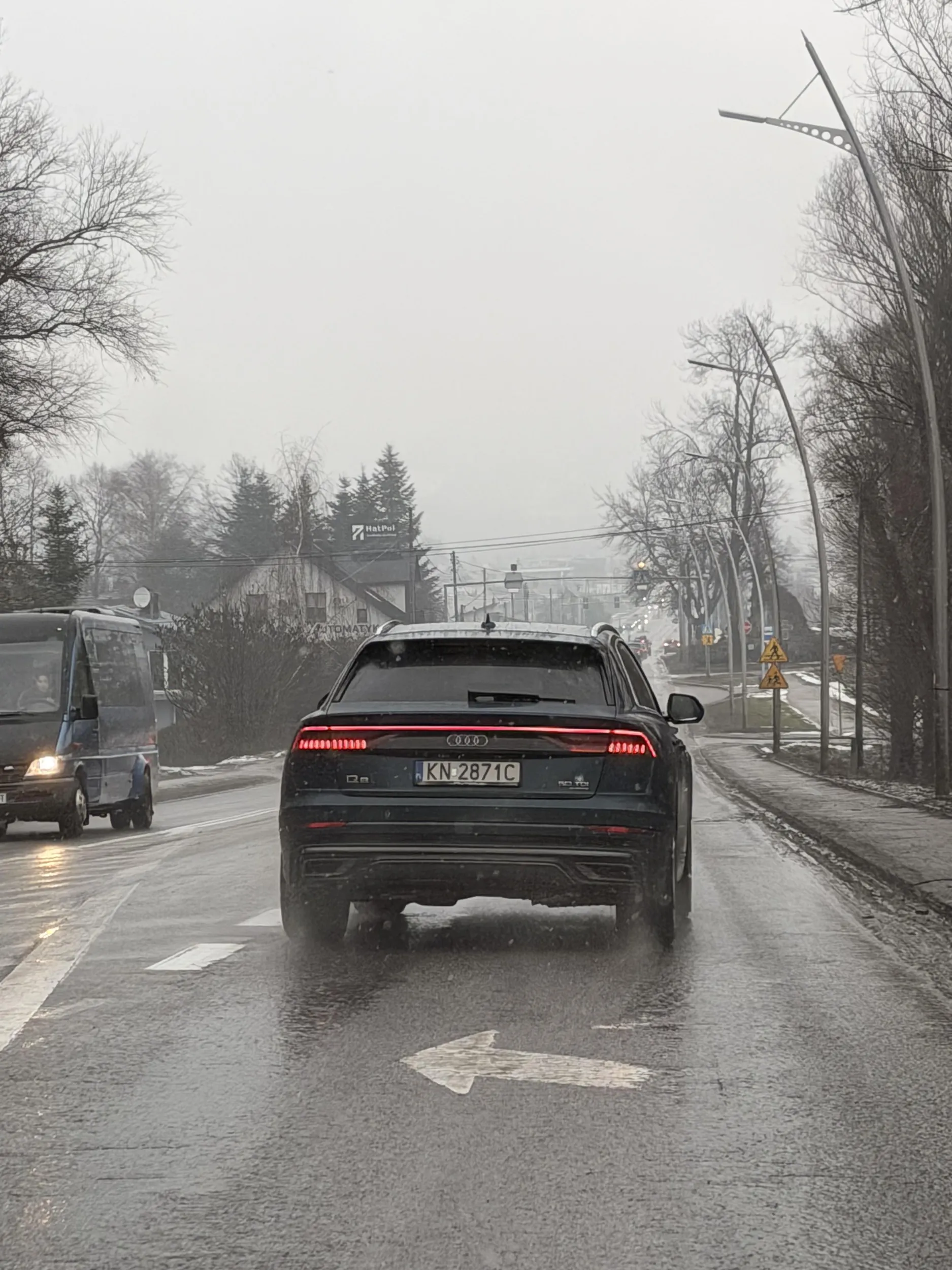 Wjeżdża na 3 po przerywanych jak szeryf
