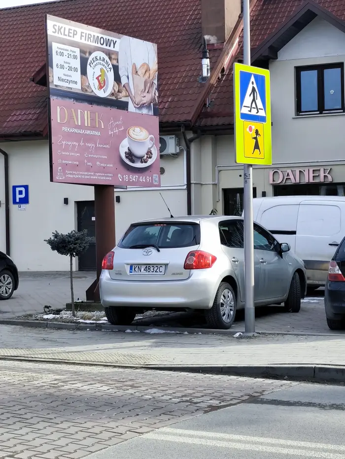 No to pięknie się Pan popisał . Wjeżdżając na parking przez przejście dla pieszych
