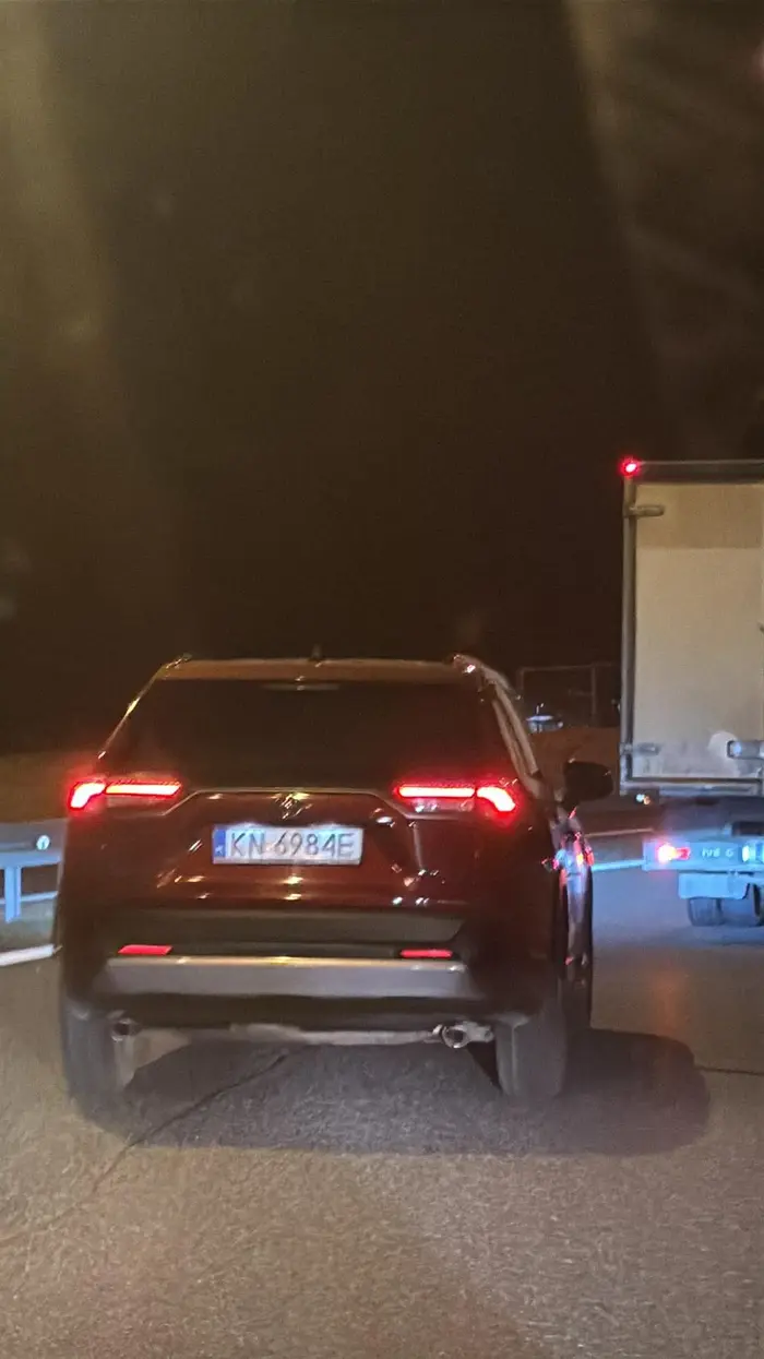 Kierowca na zakorkowanym zjeździe z autostrady niemalże spowodował kolejną kolizję, gdy wepchał się przed ciężarówkę, której ustępowałem miejsca. Ledwo wyrobił przed barierkami.
