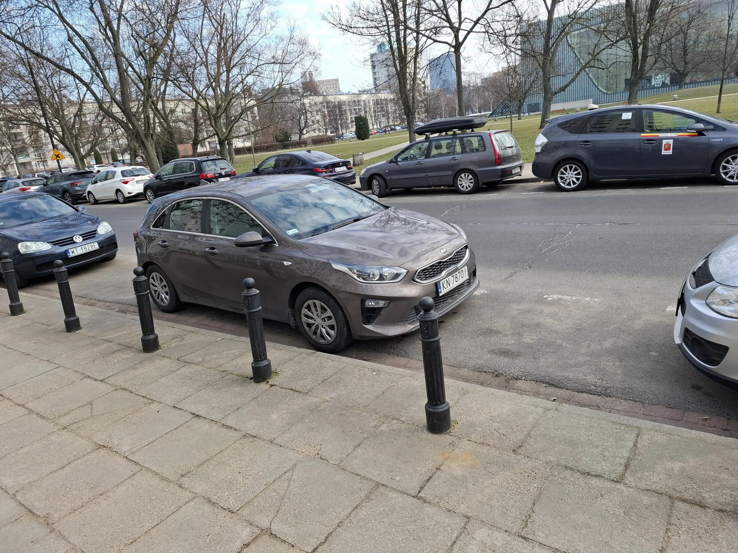 Kolejny raz utwierdzam się w przekonaniu że warszawscy kierowcy to jednak gatunek podczłowieka. Aż dziw że szrot nie jest oklejony rolką karnych kutasów albo oznaczony żółtym płynem fizjologicznym