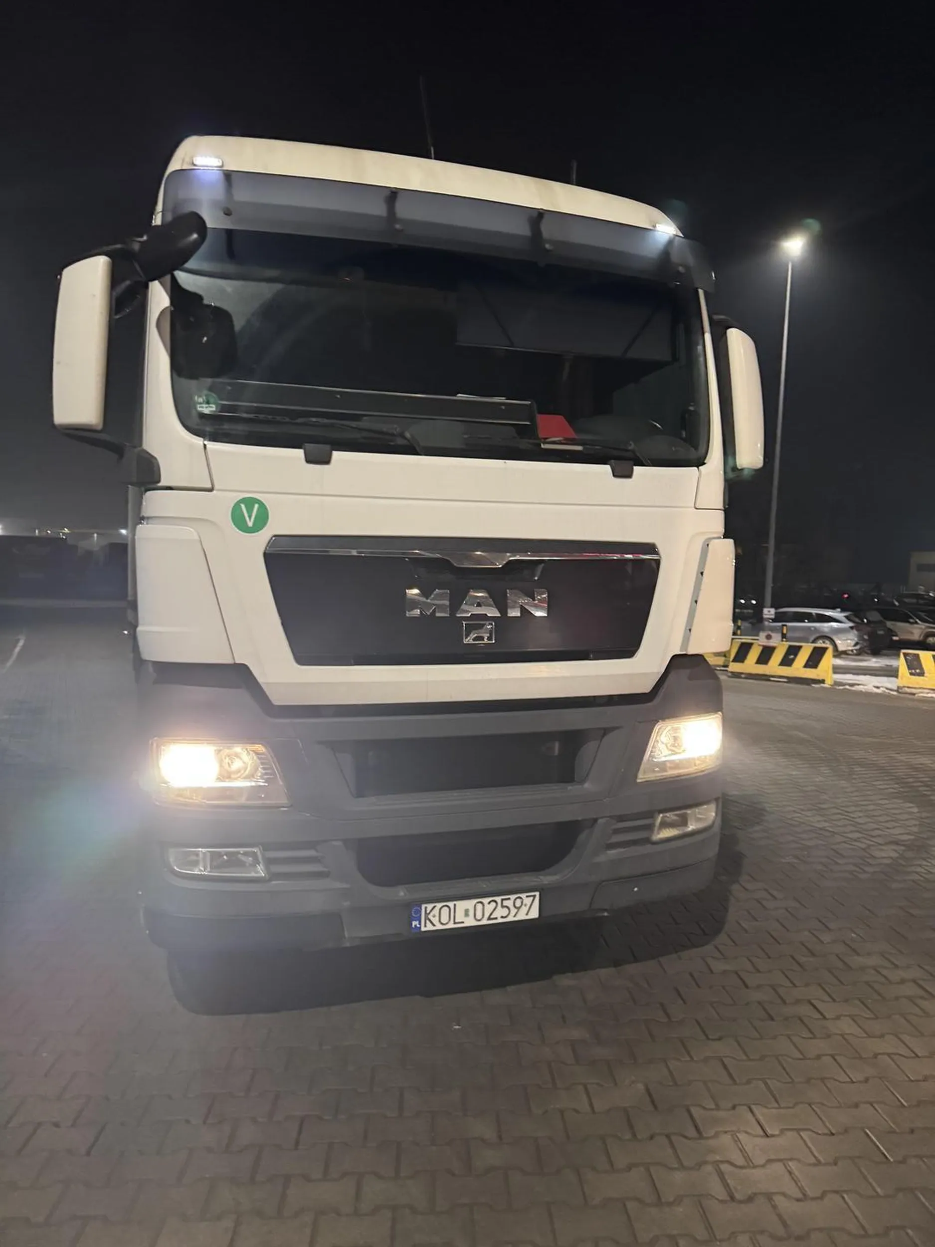 Agresywny kierowca zawodowy - uderza w karoserię samochodu innego uczestnika ruchu. Sprawę zgłaszam na Policję z art 217 KK i wnioskujemy o zatrzymanie prawa jazdy i kierujemy kierowcę na ponowne badania psychologiczne. Jeśli ktoś miał z tym kierowca jakieś podobne sytuacje proszę o komentarz a się skontaktuje