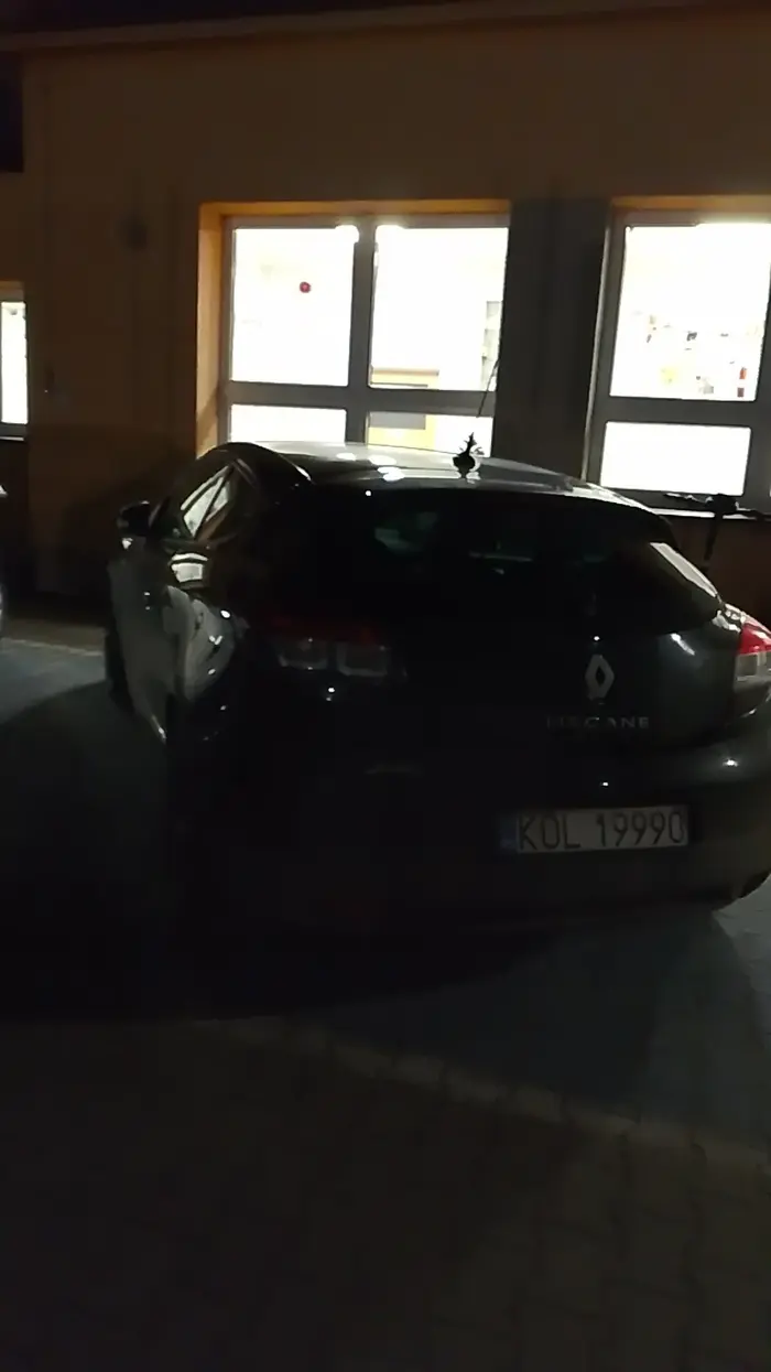 Parkuje na miejscu dla niepełnosprawnych