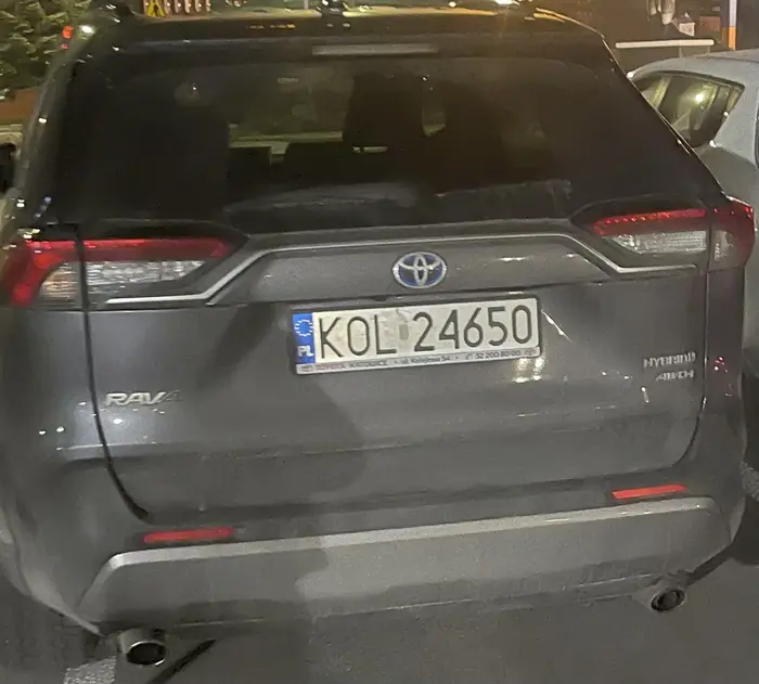 Starszy pan jedzie dwoma pasami na raz, a jak chciałem go wyprzedzić prawym pasem(bo zostawił więcej miejsca niż na lewym) to zaczął przyspieszać żeby go nie wyprzedzić.