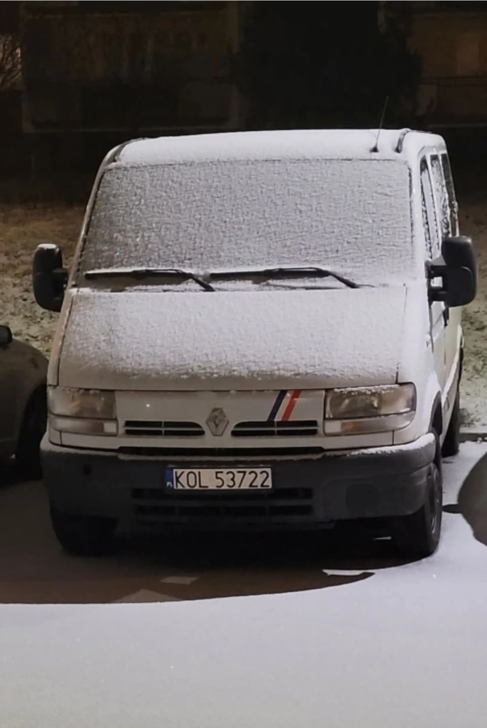 Do kolegi z tego auta.   Wiem że każdy jest teraz wygodny, ale przyprowadzać takie coś przed blok, pomimo dwóch prywatnych aut to już żenada.  Miejsc parkingowych jest mało, więc nie sprowadzajmy aut roboczych na dodatek. Co by było gdyby wszyscy tak robili ?  Kiedyś stał chyba miesiąc nie ruszany.  Człowiek przyjedzie z zakupami, czy z dziećmi i ciągle nie ma miejsca bo takie coś stoi i przeszkadza. Utrudnia wyjazd poprzez zastawianie widoczności itd.    Można takie coś postawić z drugiej strony i się przejść 2 minuty, a nie pokazywać jakie to ma się zdolności w parkowaniu... - żenada.  Napostawiają 2-3 i 4 auta z jednego domu... Mam nadzieję że ktoś mnie poprze.  Dajcie komentarz co Wy na to !