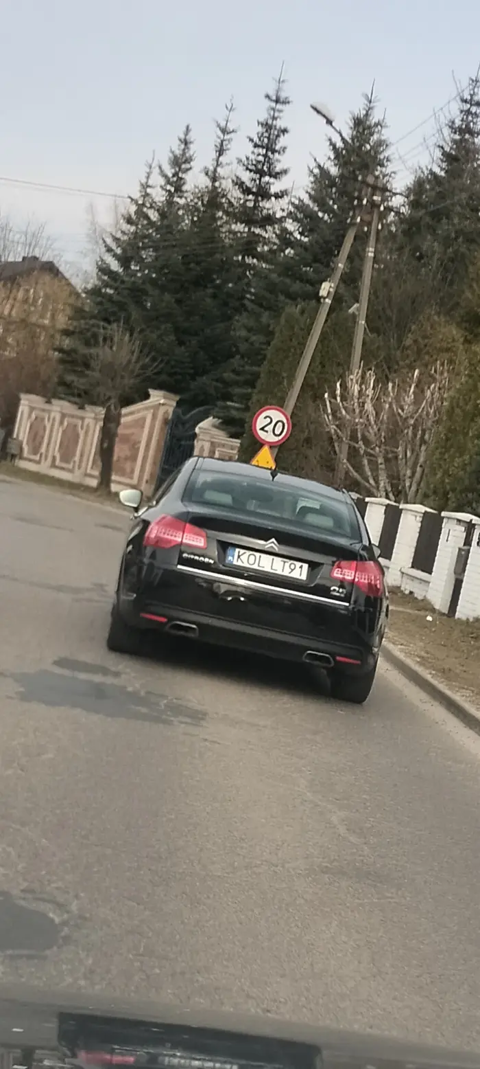 PRZESTRZEGAM PRZED TYM KIEROWCĄ! Nieumiejętnie bierze się za wyprzedzanie spychając z drogi. Sytuacja z 10.04.26r godz. 14:48 droga Bukowno-Olkusz kierunek ul. Mazaniec