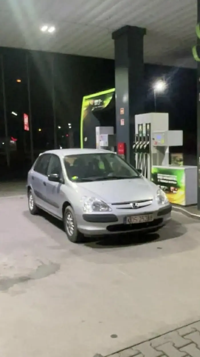 kierowca bolidy marki honda wyprzedza na pasach parkuje na miejscach dla niepełnosprawnych ale to można mu jeszcze wybaczyć bo jeździ honda ogólnie zagrożenie w ruchu drogowym