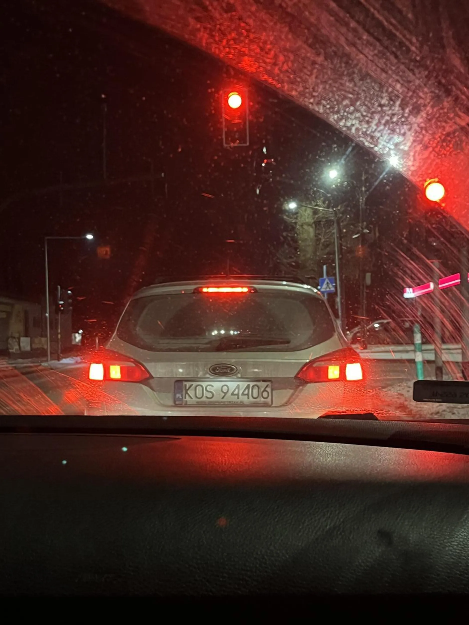 Drogi kierowco, naucz się jeździć bo robisz sobie krzywdę i innym. Na nowo otwartej drodze S1 nie patrzysz w lusterka i nie zwracasz uwagi na innych kierowców! Zmieniając pas zrobiłeś sobie partyzantkę i prawie w nas wjechałeś bo po co patrzeć w lusterka. Na drodze szybkiego ruchu jak nazwa sama mówi poruszamy się szybciej niż standardowo, sprawiasz zagrożenie dla siebie i innych. Wjeżdżamy do Brzeszcz i co? Wyprzedzanie rowerzystów na przejściu dla pieszych… później zjazd z ronda bez kierunkowskazu (one nie są tam dla ozdoby ;)) polecam wrócić się na kurs lub dostosować się do panujących zasad i przepisów.