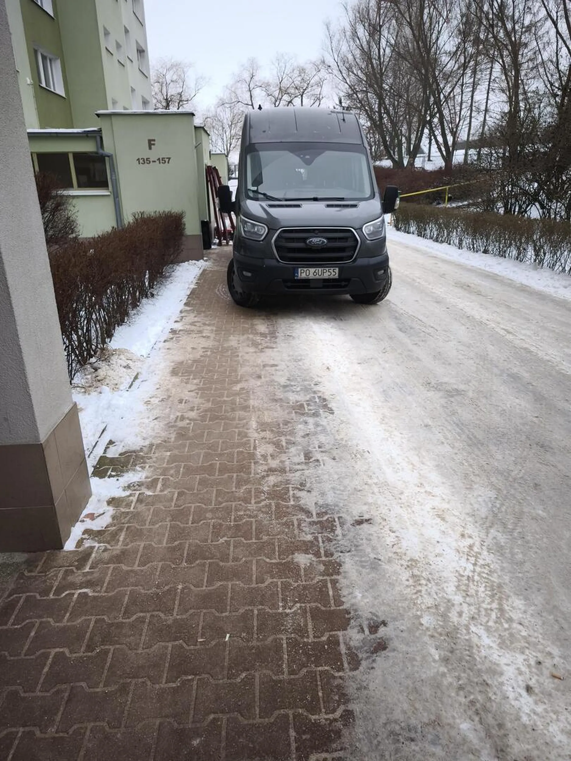 Serdecznie radzę wszystkim uważać na tą **** babę, nie puszcza w ogóle kierunkowskazów, staje na środku drogi bez powodu (dwa razy miałem z nią taka sytuację, więc to niestety nie jest przypadek) . Prawo jazdy chyba wygrała w chipsach.