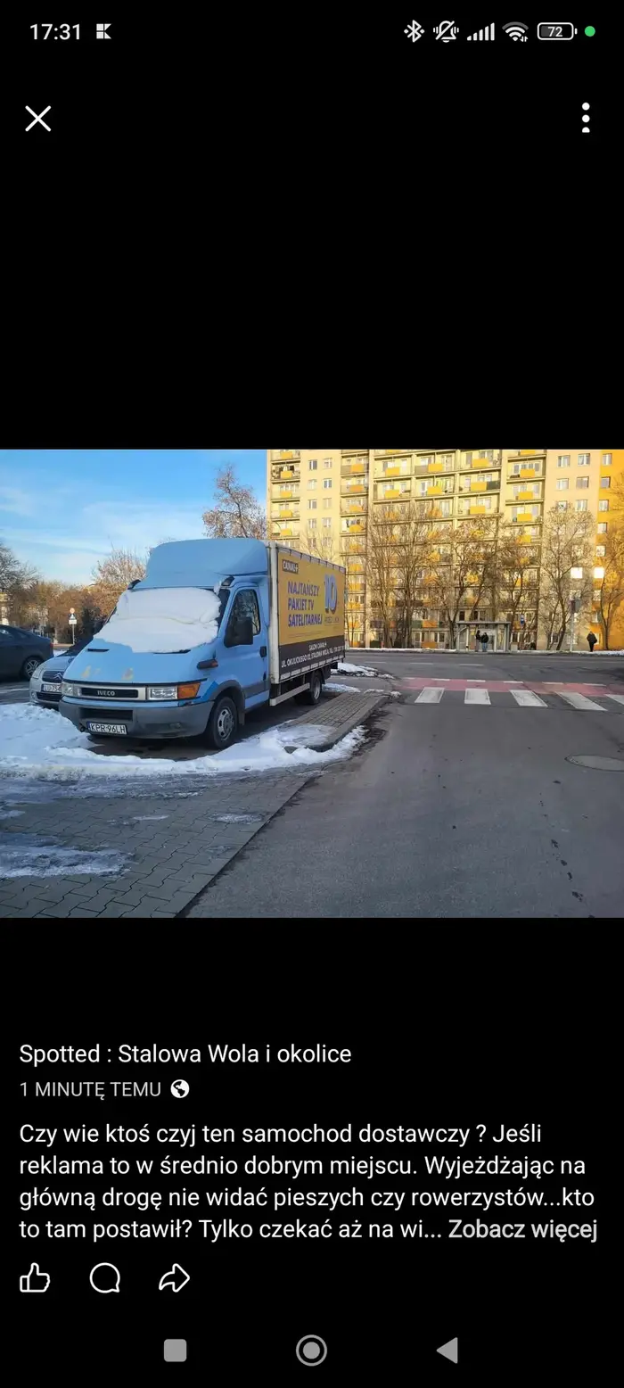 W Stalowej Woli auto robi za reklamę i zasłania przejazd dla rowerów i pieszych samochodom wyjeżdżającym na drogę