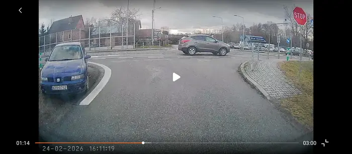 Zaparkowane auto na skrzyżowaniu w Jastwi stoi kilka dni już. Skradzione czy co? Zgłaszam niebawem na policję bo przeszkadza w wyjechaniu i wjeździe busa.