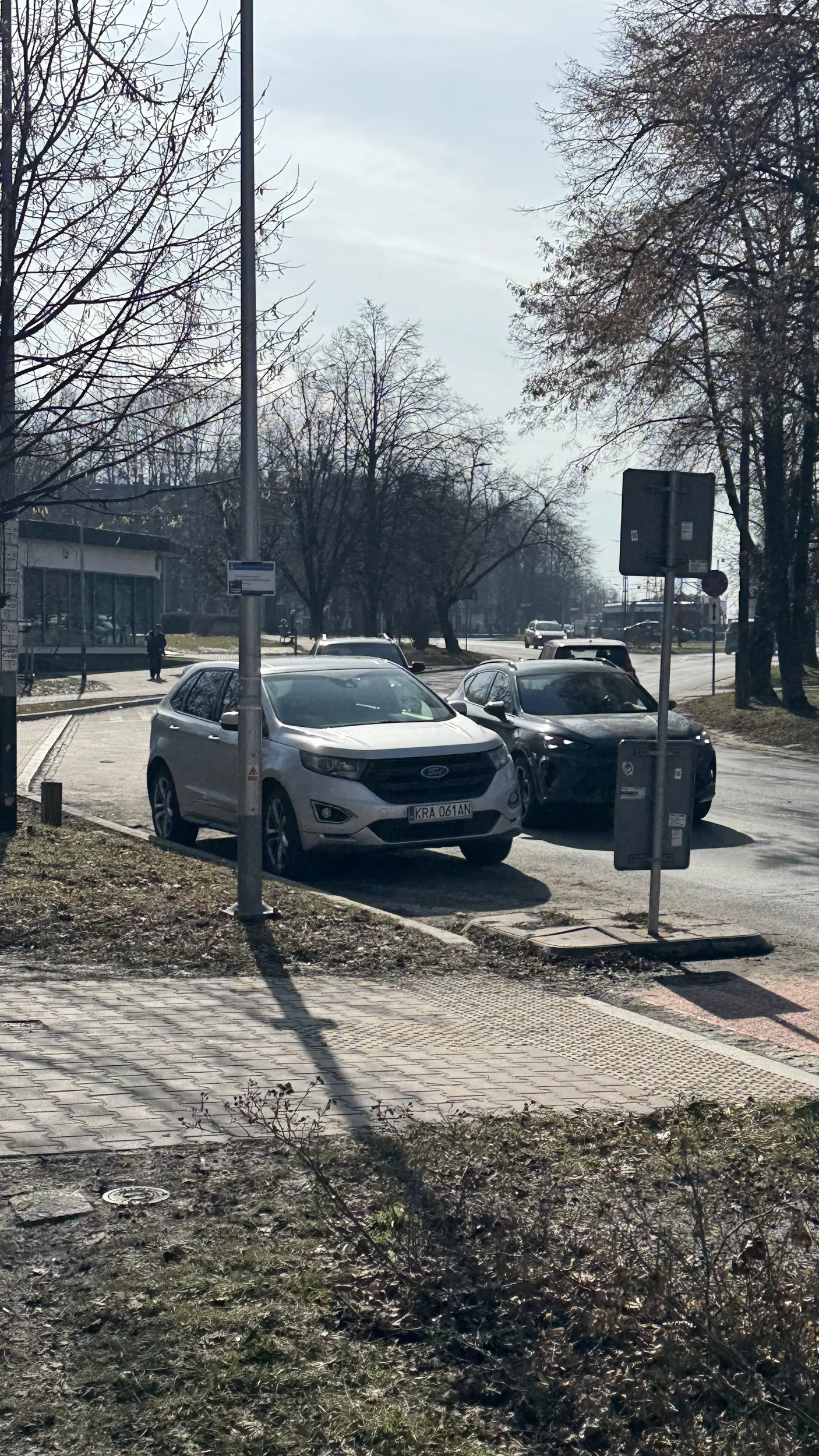 Prostaku z Forda! Jak przyjeżdżasz do szpitala to tam jest parking. Stawanie tuż przed przejściem i na P21 to kiepski pomysł. Na szczęście obok przejeżdżał patrol SM :))