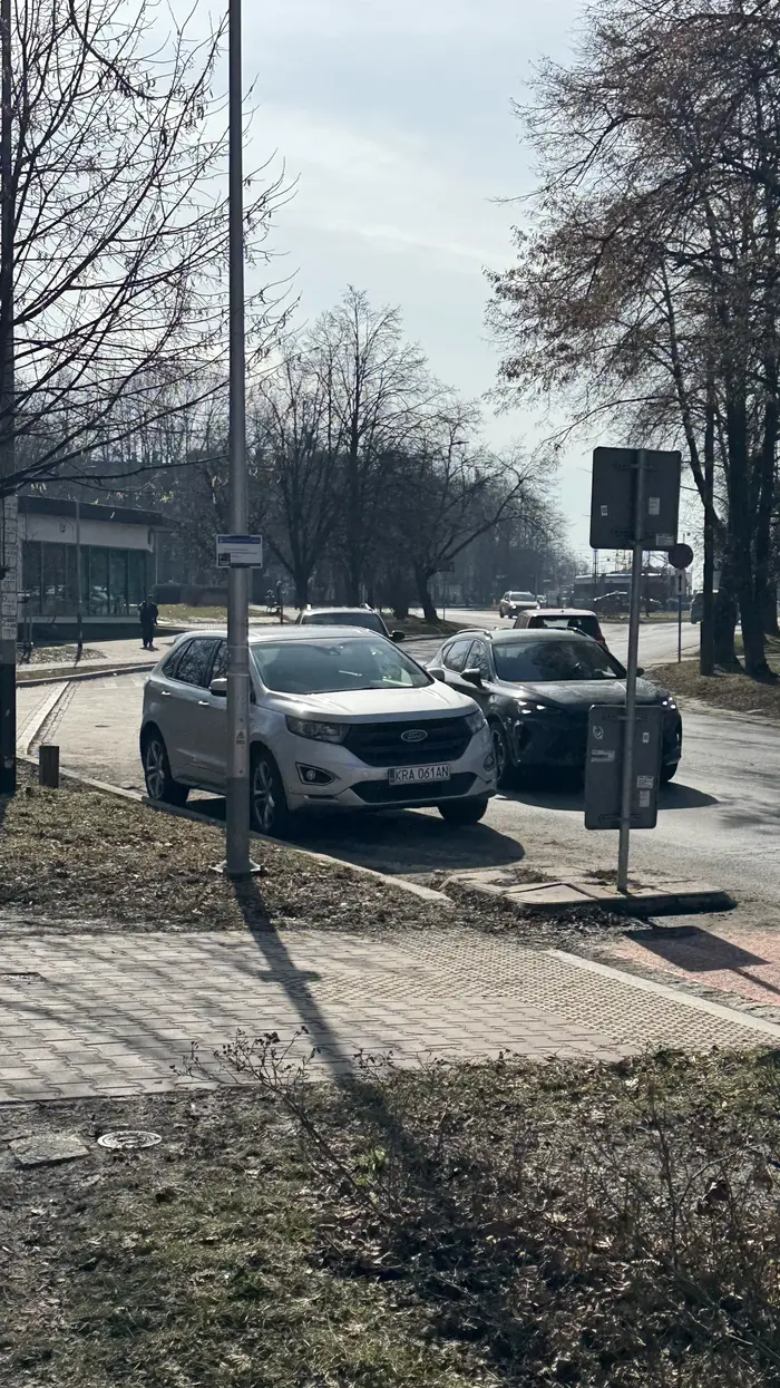 Prostaku z Forda! Jak przyjeżdżasz do szpitala to tam jest parking. Stawanie tuż przed przejściem i na P21 to kiepski pomysł. Na szczęście obok przejeżdżał patrol SM :))