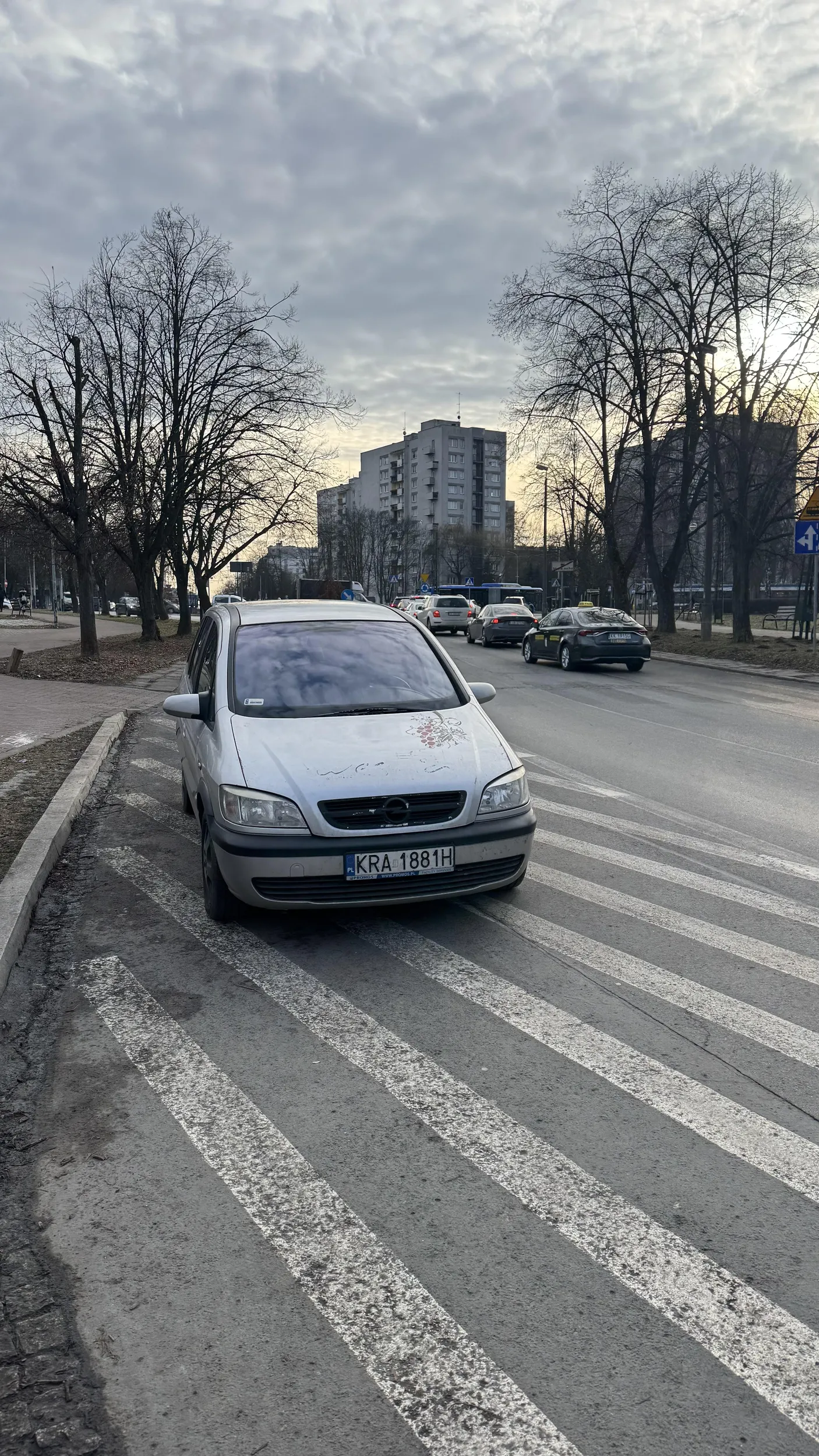 Dziadu nie chciał płacić za parking pod szpitalem. Siedzi w aucie na P21 i rozwiązuje krzyżówki.