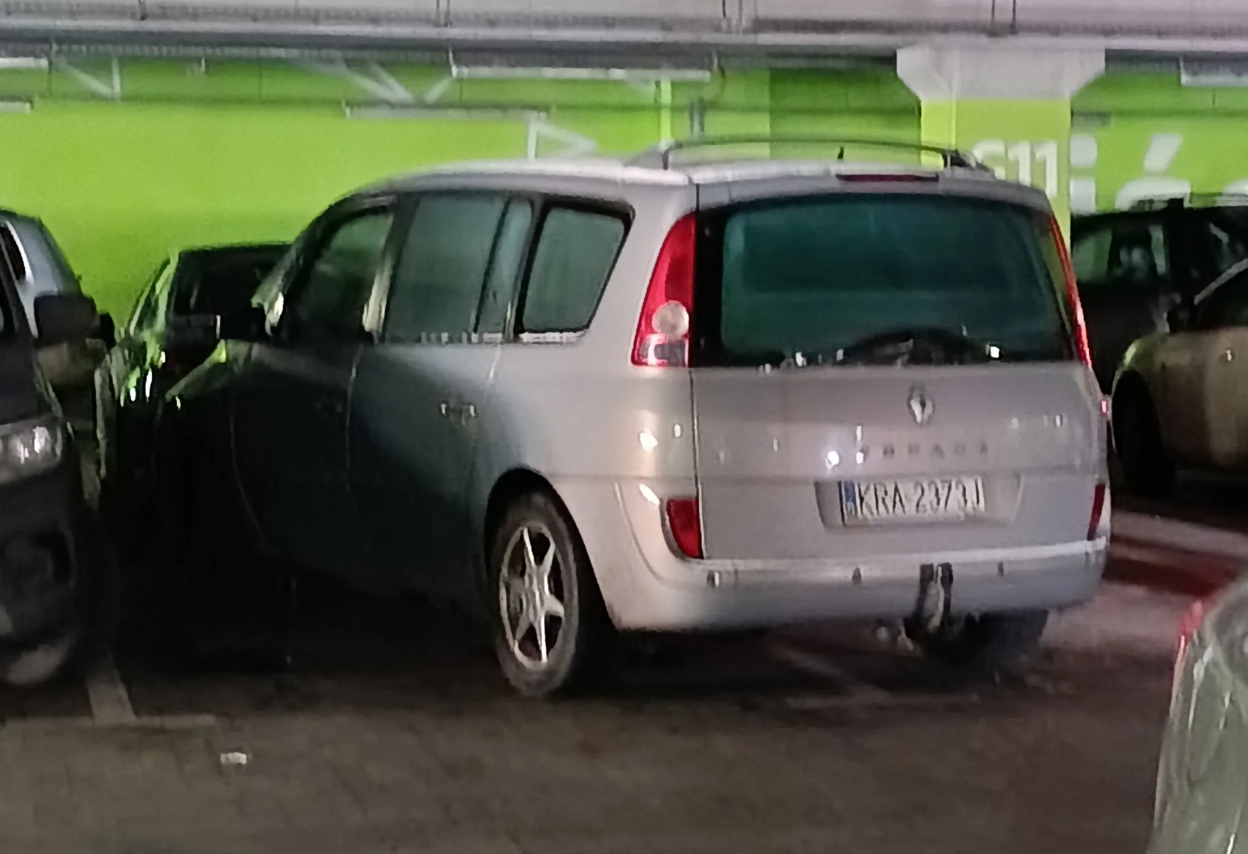 Od parkowania w tym miejscu są linie ale kierowca renault ma to gdzieś.