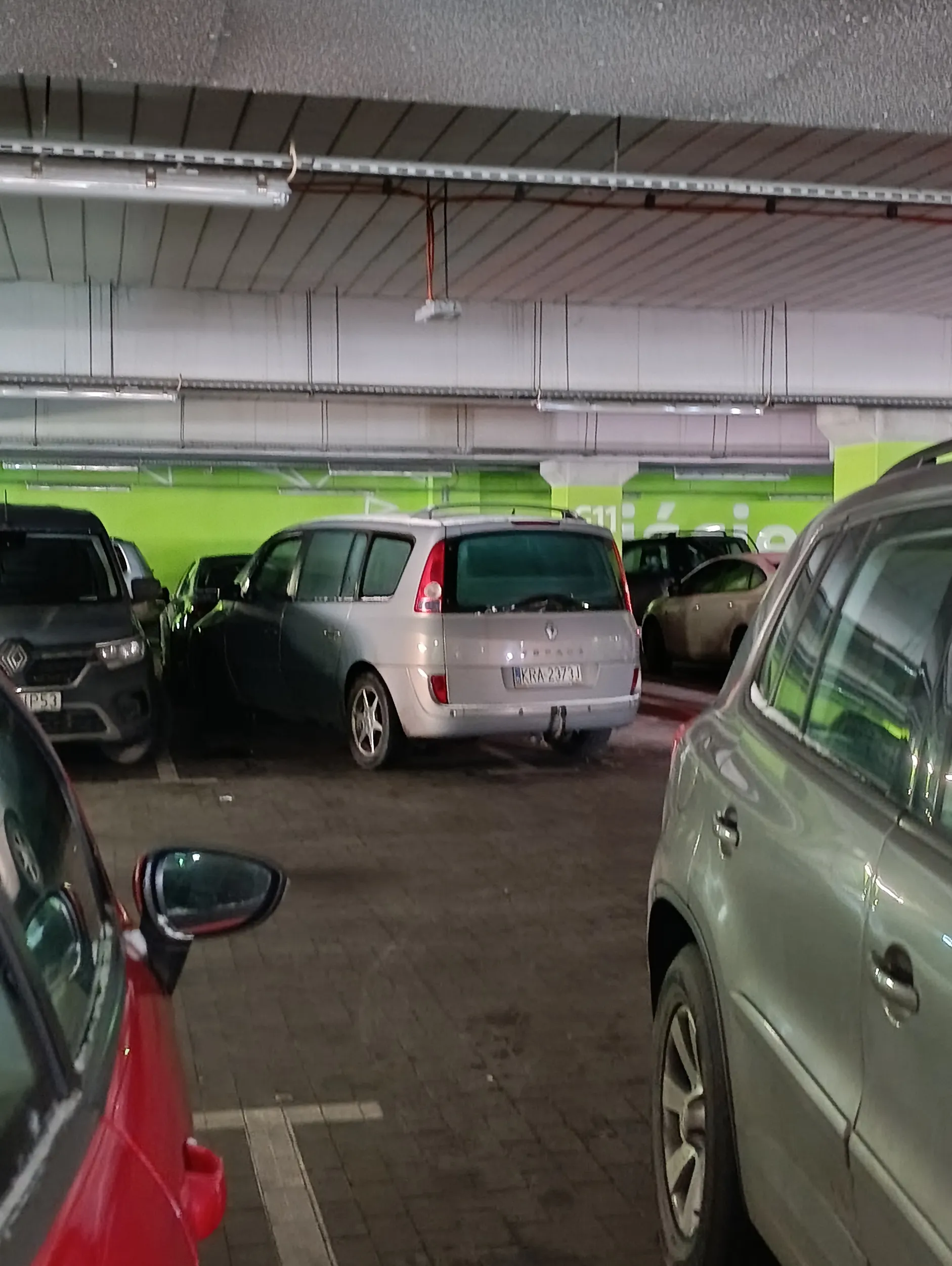 Od parkowania w tym miejscu są linie ale kierowca renault ma to gdzieś.
