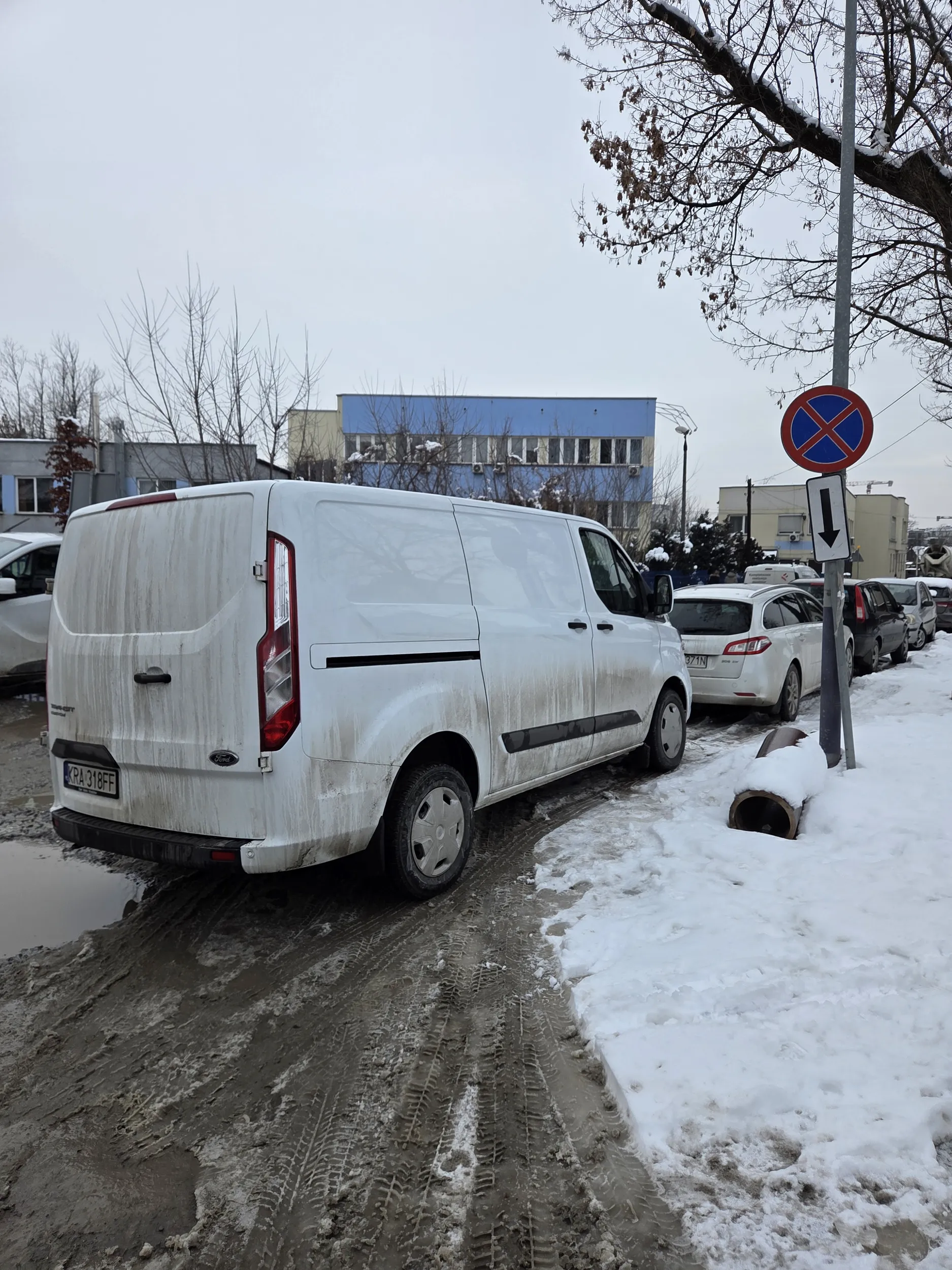Kolega w okolicy ul grzybki w krakowie parkuje na zakazie tym samym znacznie utrudniając, niemal uniemożliwiając wyjazd samochodów ciężarowych z okolicznej budowy, następnym razem nie parkuj tam mistrzu, pozdro