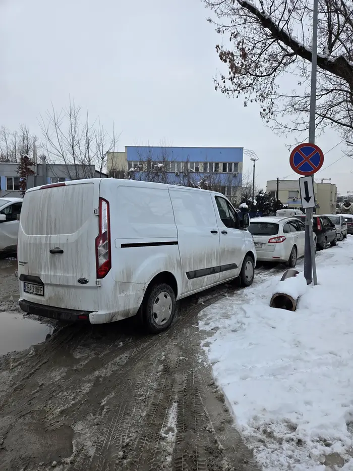Kolega w okolicy ul grzybki w krakowie parkuje na zakazie tym samym znacznie utrudniając, niemal uniemożliwiając wyjazd samochodów ciężarowych z okolicznej budowy, następnym razem nie parkuj tam mistrzu, pozdro