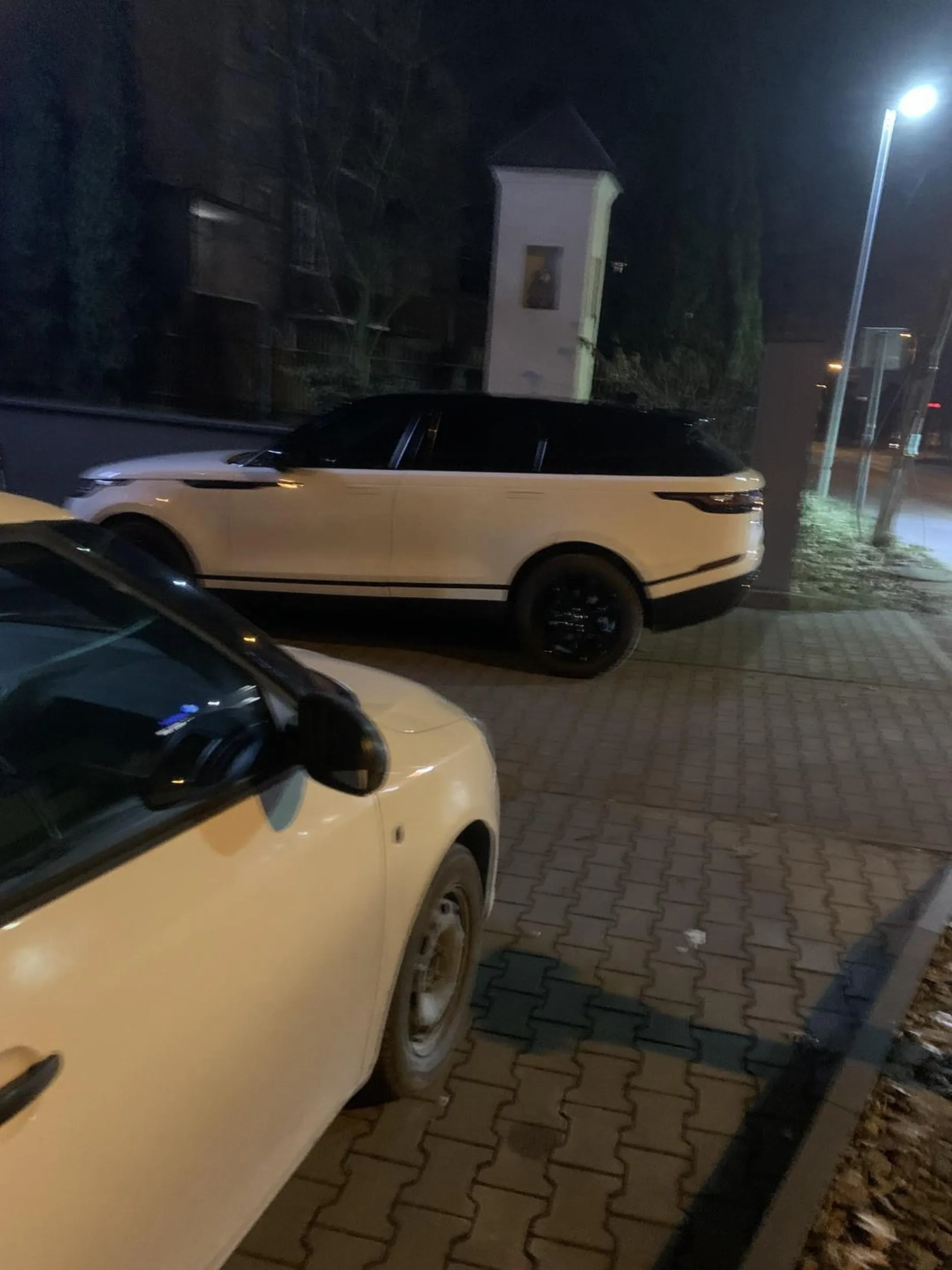 Gratuluję parkowania i zastawienia pojazdów stojących prawidłowo na miejscach do tego przeznaczonych oraz zablokowanie wjazdu do garażu podziemnego.