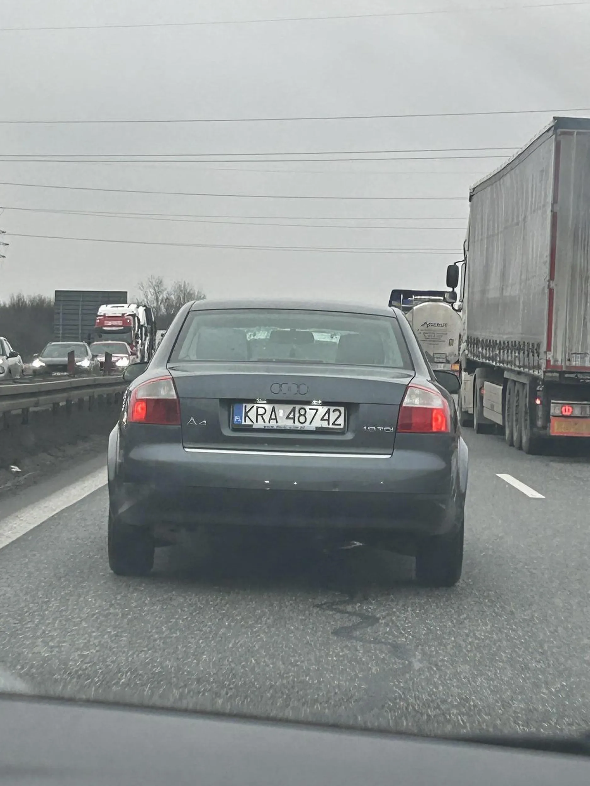 Oszołom z Audi wpierdziela się na lewy pas w ostatnim momencie