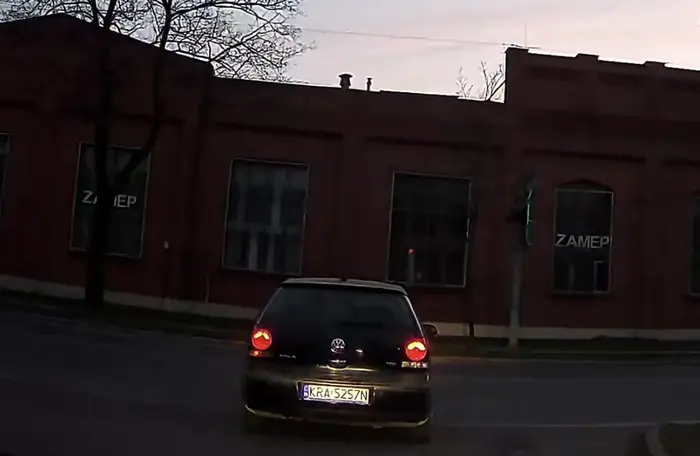 Człowiek niebezpieczny, zatrzymuje auta na parkingu, awanturuje się, a gdy do pomocy wyjaśnienia chce sie użyć kamerki samochodowej i policji to wsiada i ucieka