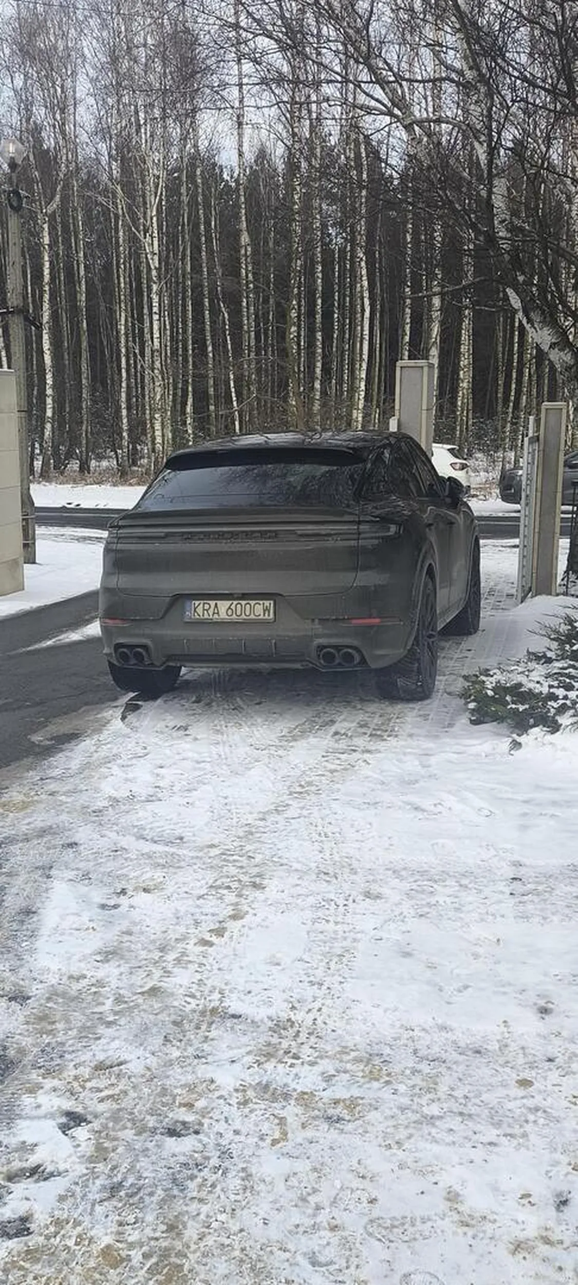 Zastawił cały chodnik przed wejściem na Cmentarz Komunalny.