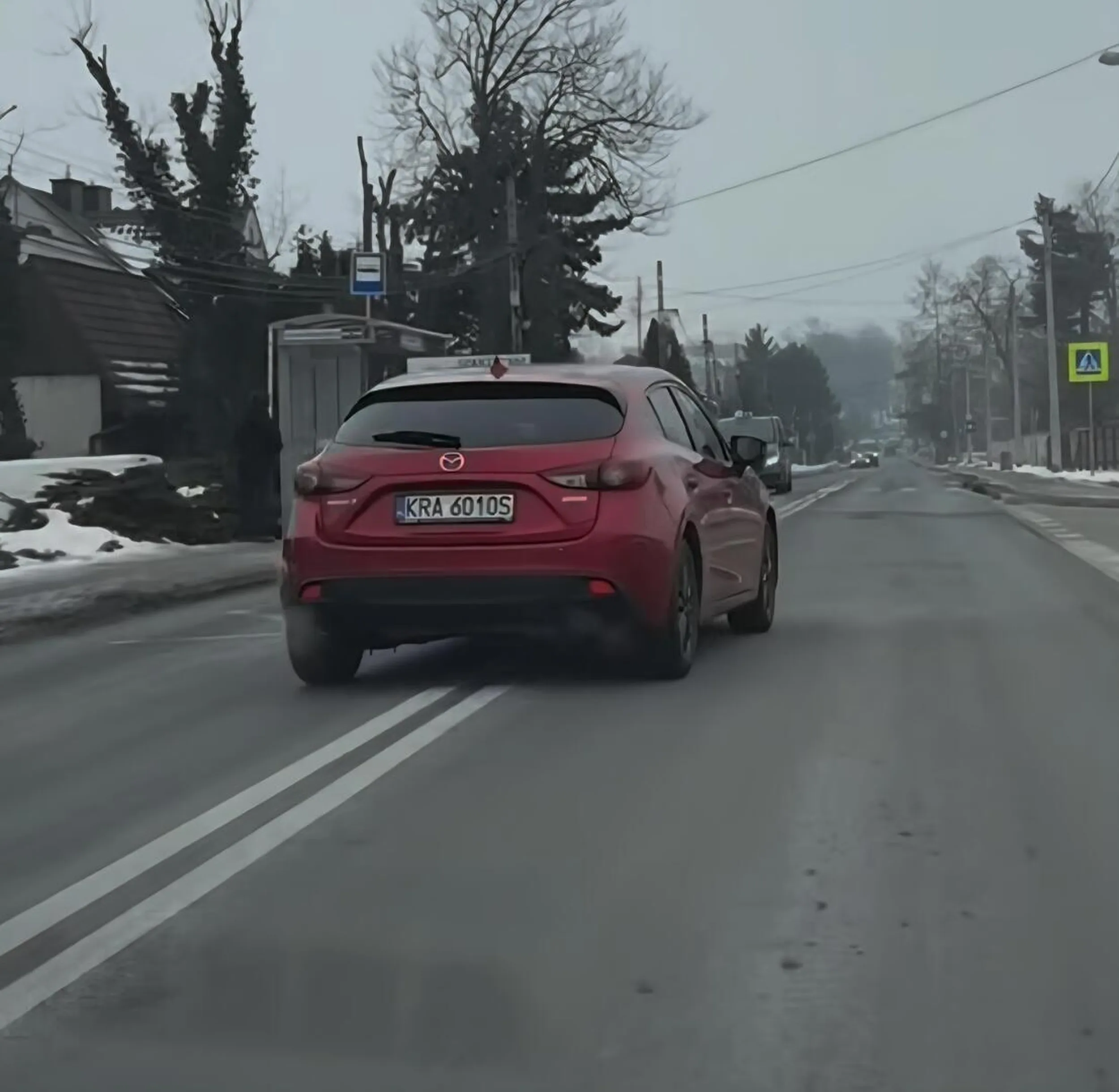 Wyprzedza na podwójnej ciągłej i przejściu dla pieszych zmuszając auta z naprzeciwka do hamowania.