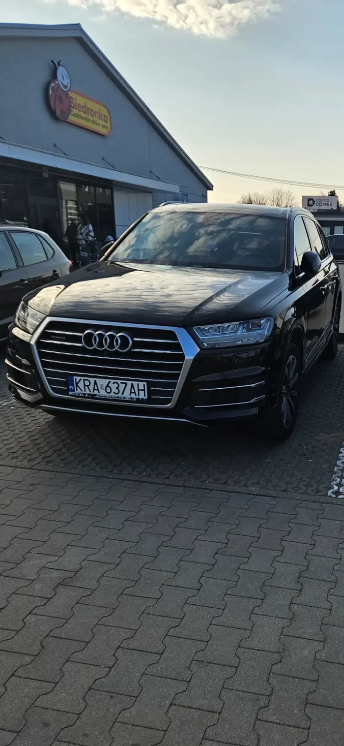 Kierowczyni o czarnych włosach prawko w chipsach znalazła. Nie umie zaparkować na miejscu wolnym na 3 auta haha. Dramat