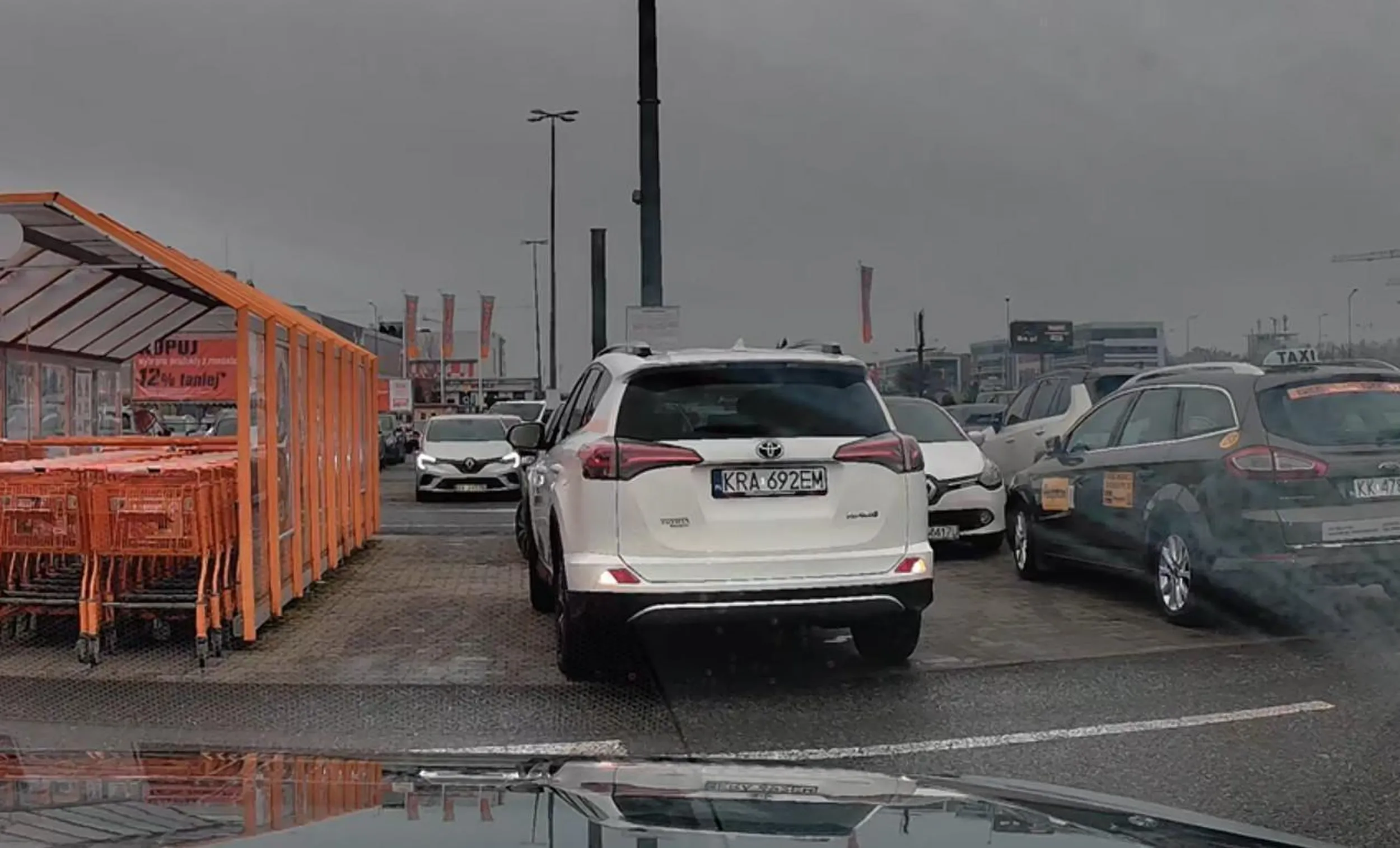 pacan zajmuje jednym autem dwa miejsca