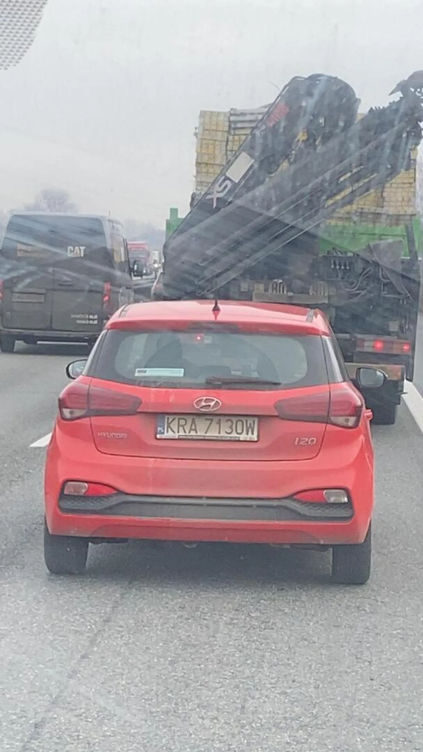 ciagnie sie na e7 jedzie 30 na godzine je kozy z nosa po drodze