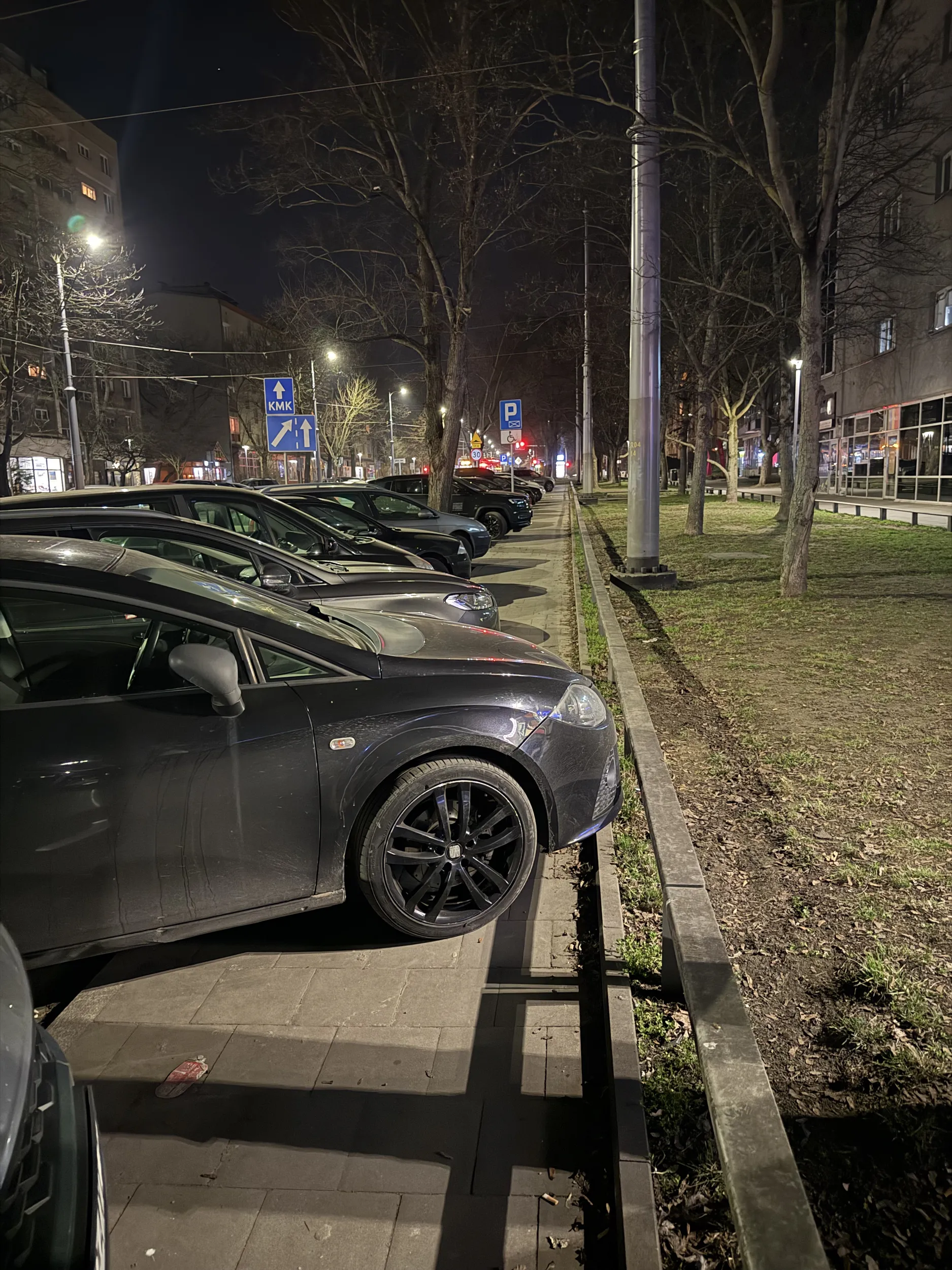 Naucz się parkować. Tu jest chodnik.