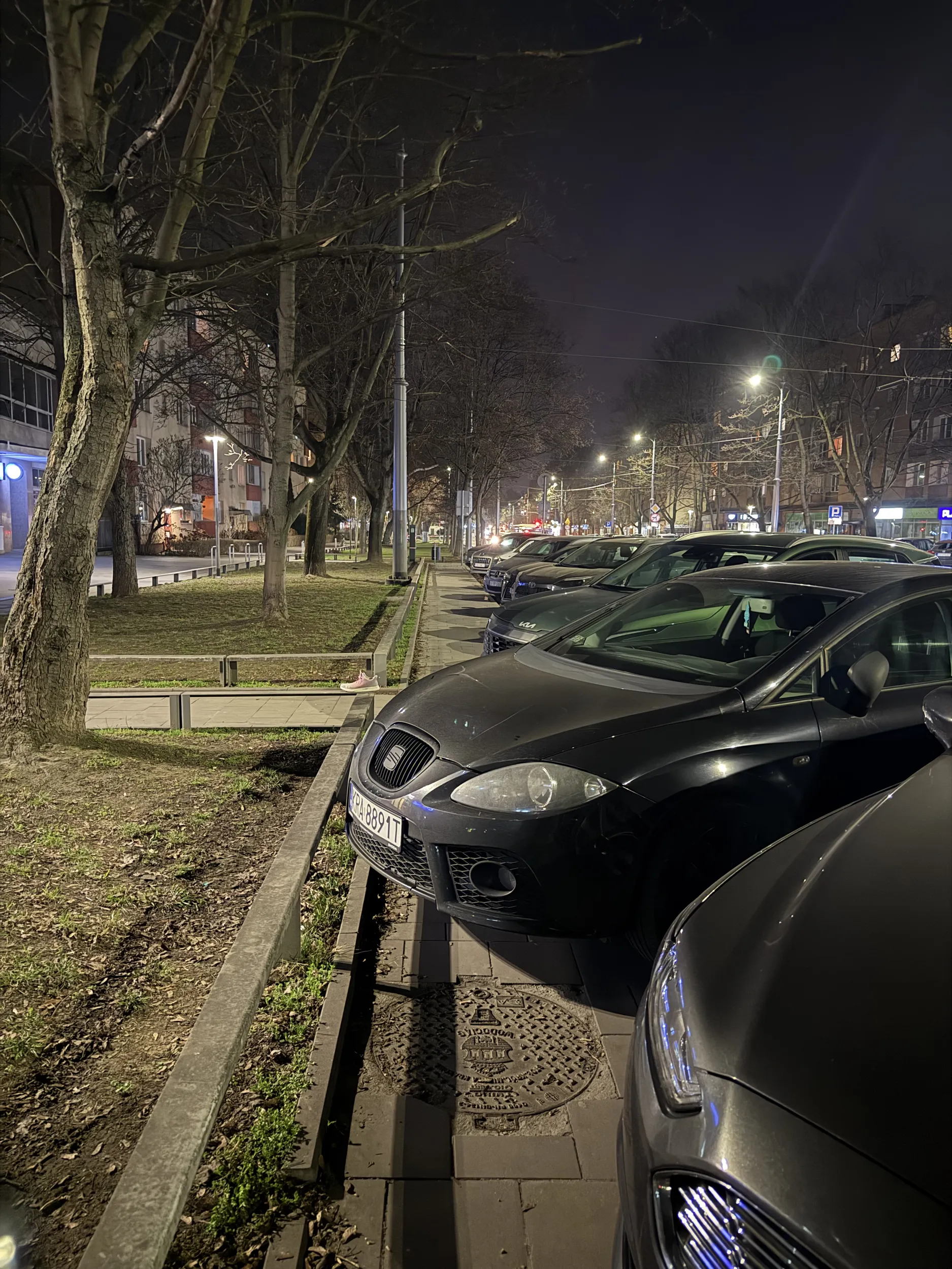 Naucz się parkować. Tu jest chodnik.