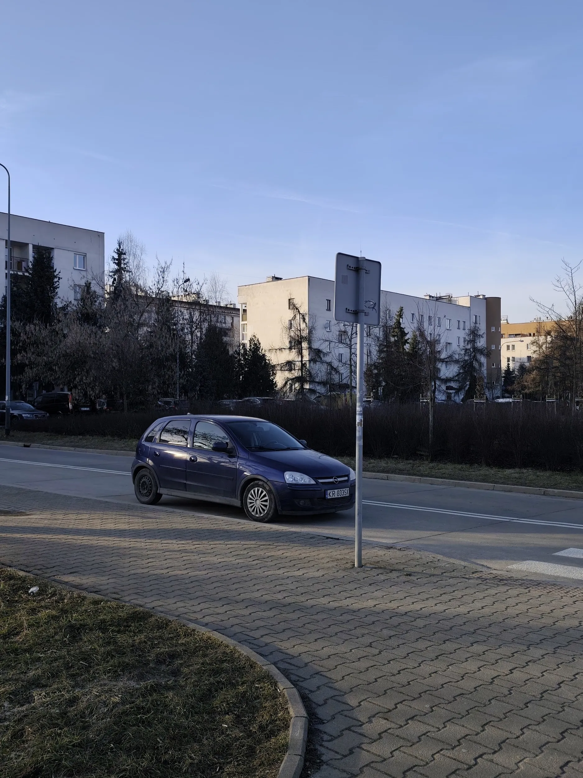 typ co zaparkował na środku wjazdu na pętlę tramwajową (jest tutaj zakaz ruchu, który nie dotyczy jedynie autobusów MPK Kraków