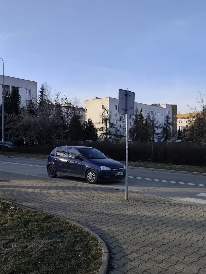 typ co zaparkował na środku wjazdu na pętlę tramwajową (jest tutaj zakaz ruchu, który nie dotyczy jedynie autobusów MPK Kraków