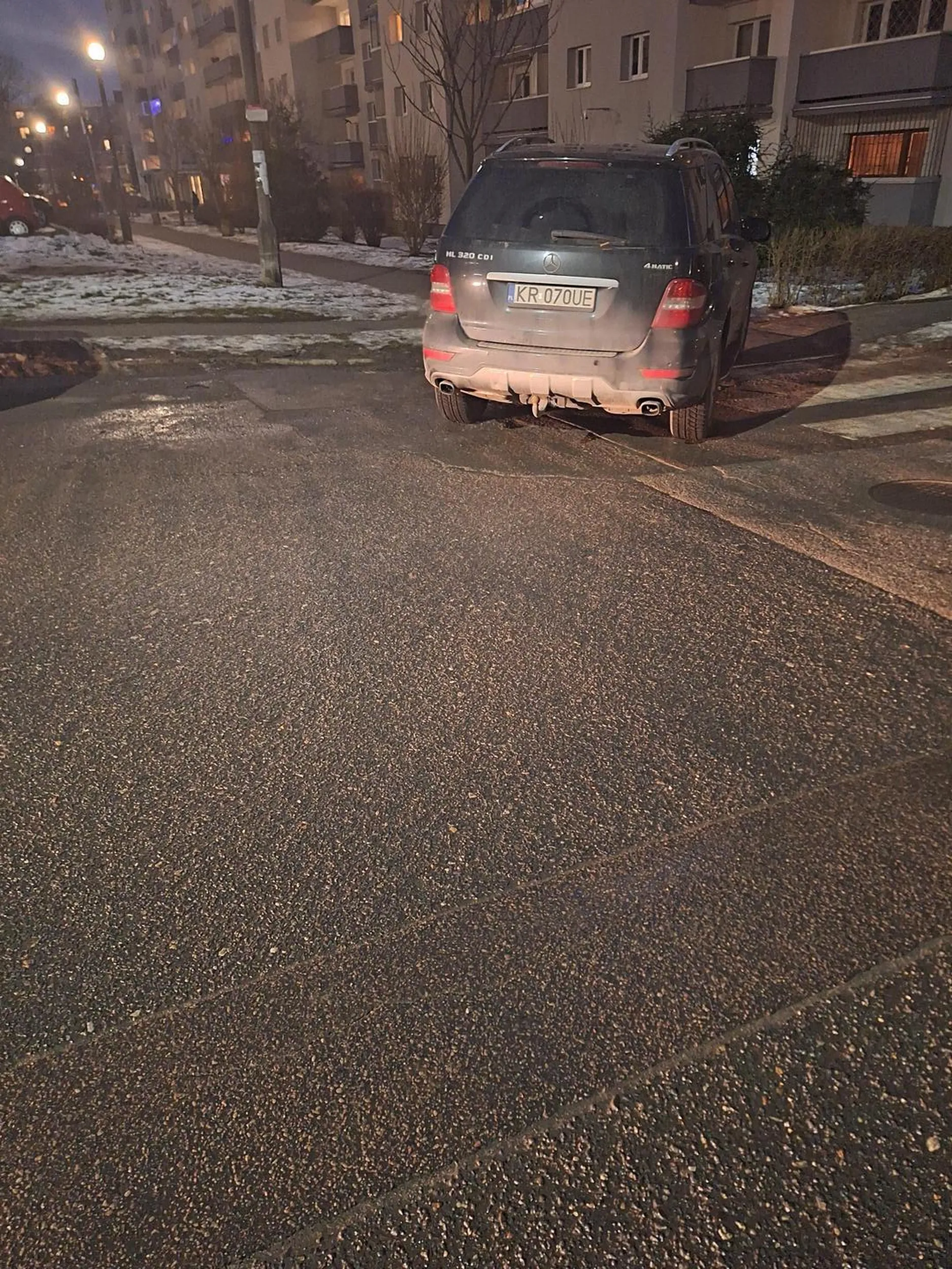 Pasy dla pieszych dla właściciela ewidentnie za mało widoczne, ludzie mają przeskakiwać auto czy jak